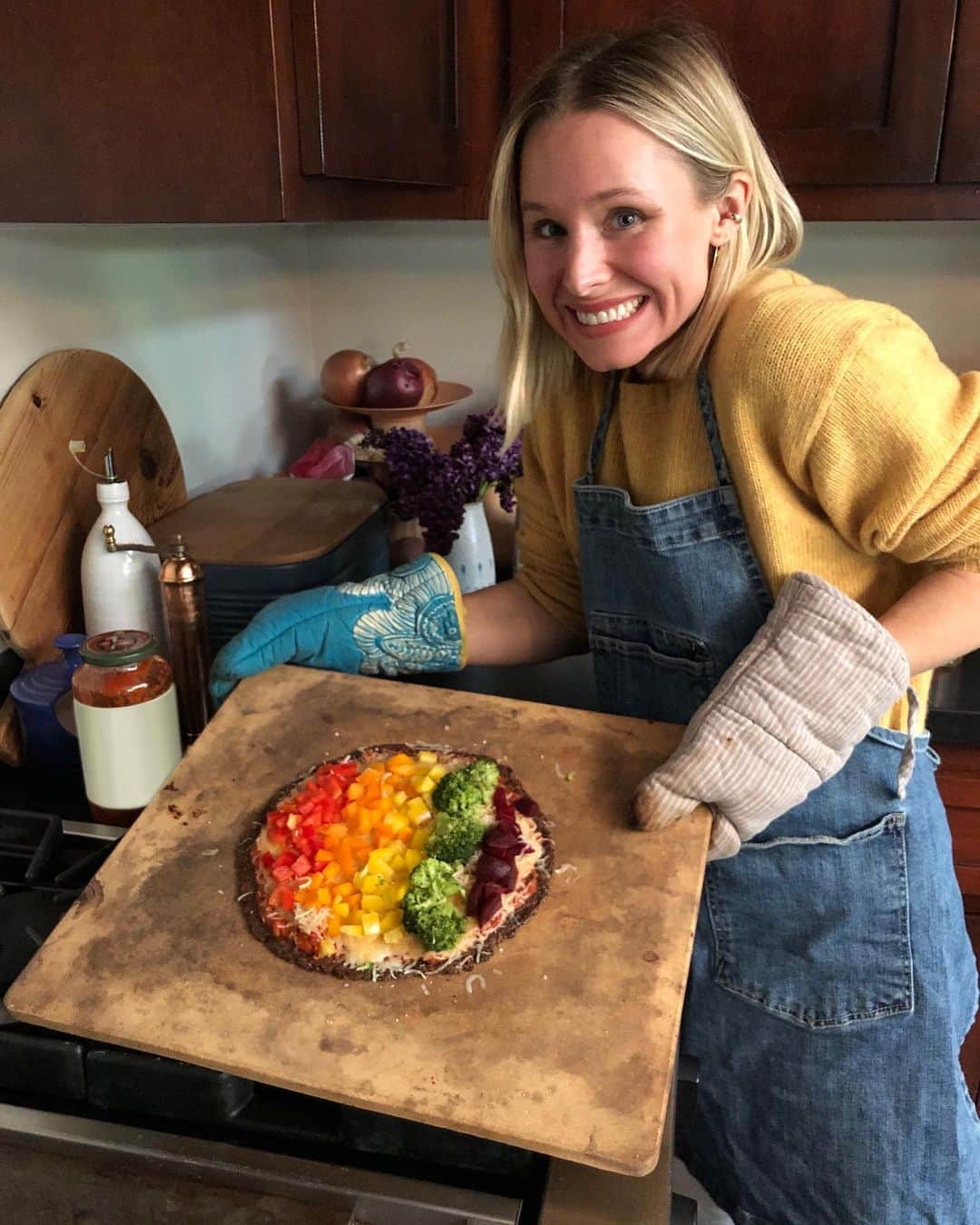 クリスティン・ベルさんのインスタグラム写真 - (クリスティン・ベルInstagram)「Rainbow pizza? √ Streaming our fav show? √ Family snuggle party? √√ All set for a perfect night in with our new one-eyed foster dog :) #ad  With the newly refreshed @AmericanExpress Blue Cash Preferred Card, you’re earning Cash Back on your streaming subscription, groceries, and even your transit/gas purchases. (Terms apply, duh.) Click the link in my bio if you like earning cash back and all that jazz! #AmexBlueCashPreferred #AmexAmbassador」5月10日 1時02分 - kristenanniebell