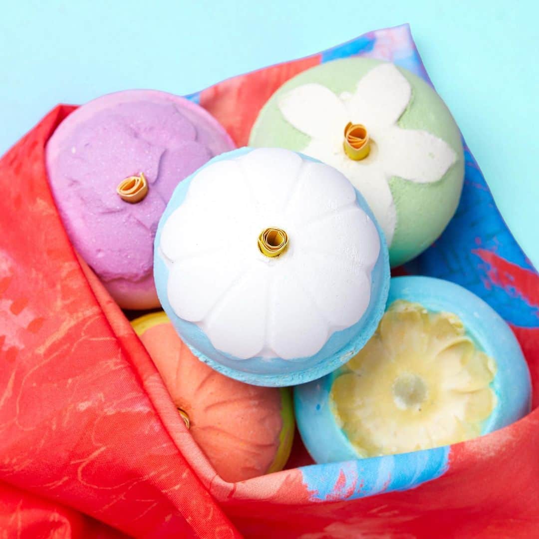 LUSH Cosmeticsさんのインスタグラム写真 - (LUSH CosmeticsInstagram)「We believe bouquets belong in the bath. Just for Mother's Day, we've released five new floral-scented bath bombs that'll have mom (or you, we won't tell) floating in flowered bliss. #LushMothersDay 💕✨」5月10日 0時55分 - lushcosmetics