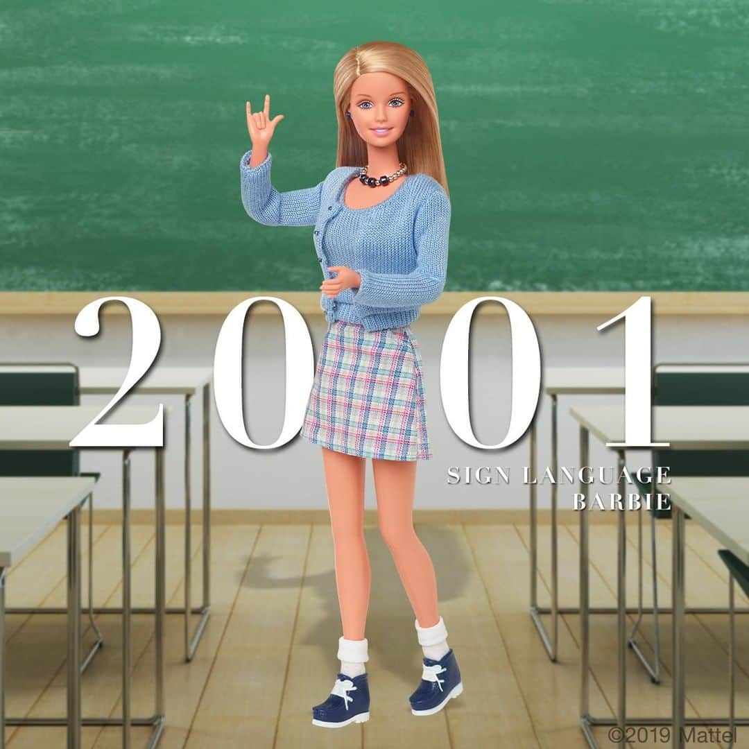 バービーさんのインスタグラム写真 - (バービーInstagram)「In 2001, Sign Language Teacher #Barbie empowered girls to learn new languages. Her hand was molded into the ASL sign for “I love you.” 🤟#TBT #Barbie60」5月10日 1時00分 - barbie
