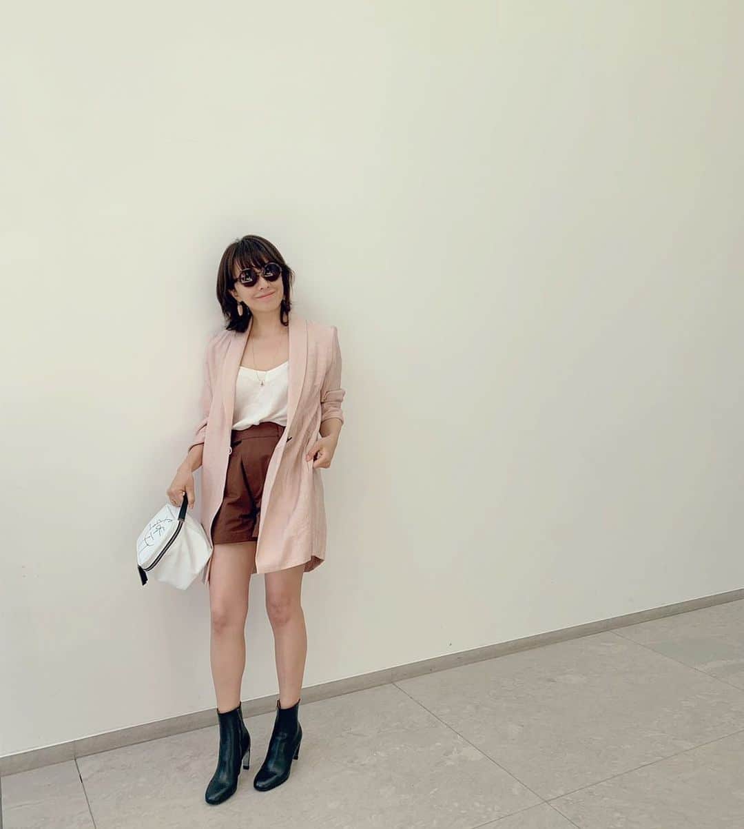 風間ゆみえのインスタグラム：「ジャケット @stylings_official  シルクのキャミソール  @wacoal.jp  ショートパンツ/バッグ @plan_c_official  ブーツ #ロベールクレジュリー ピアス @la_boutique_fantasque  #yumie_k_style」