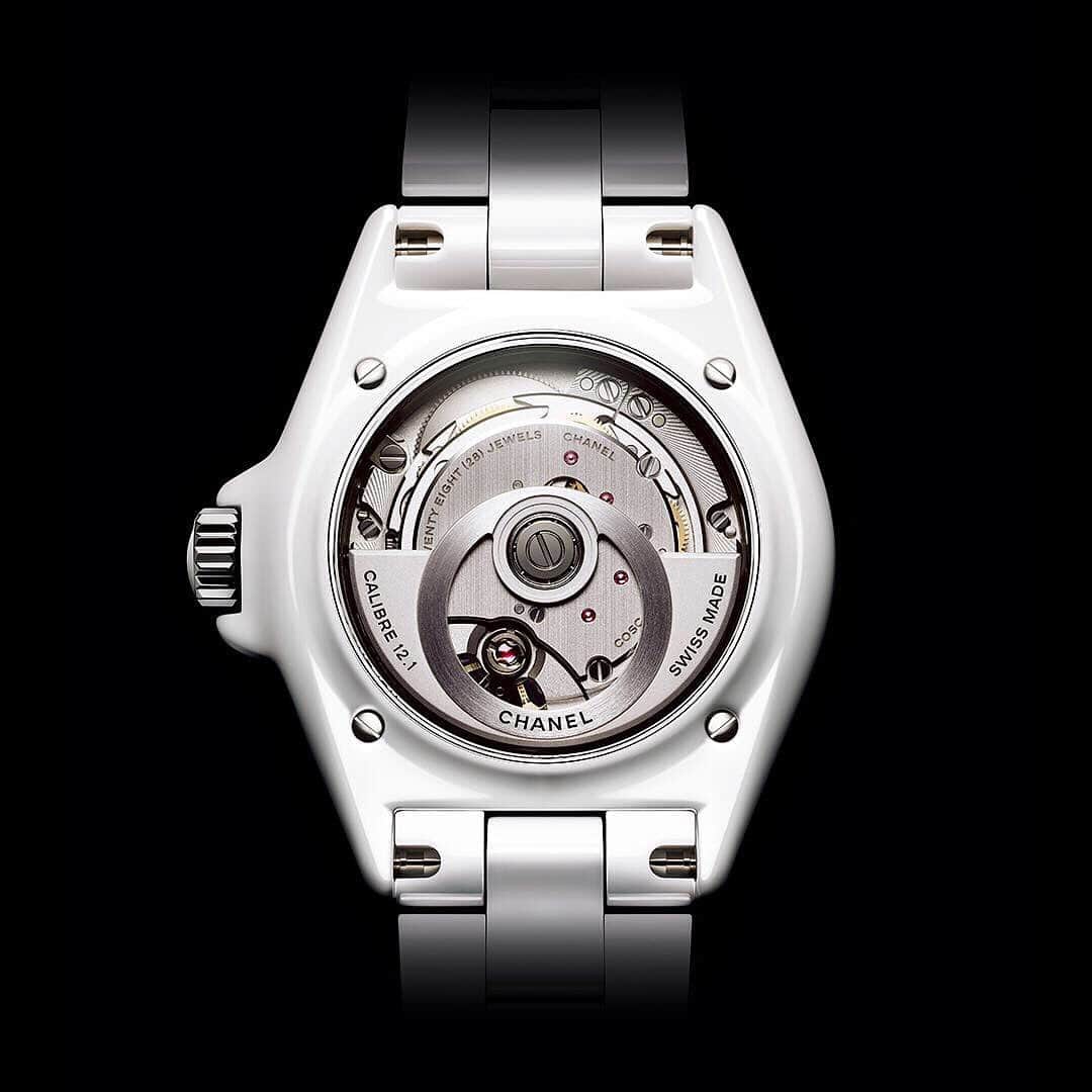 シャネルさんのインスタグラム写真 - (シャネルInstagram)「THE NEW J12. IT'S ALL ABOUT SECONDS. Stop for one second to discover the new J12. A legend in watchmaking, the timepiece has been reinvented while preserving its identity. A new way to see time. Discover the collection - link in bio #TheNewJ12 #CHANELWatches #ItsAllAboutSeconds #KeiraKnightley」5月10日 1時08分 - chanelofficial
