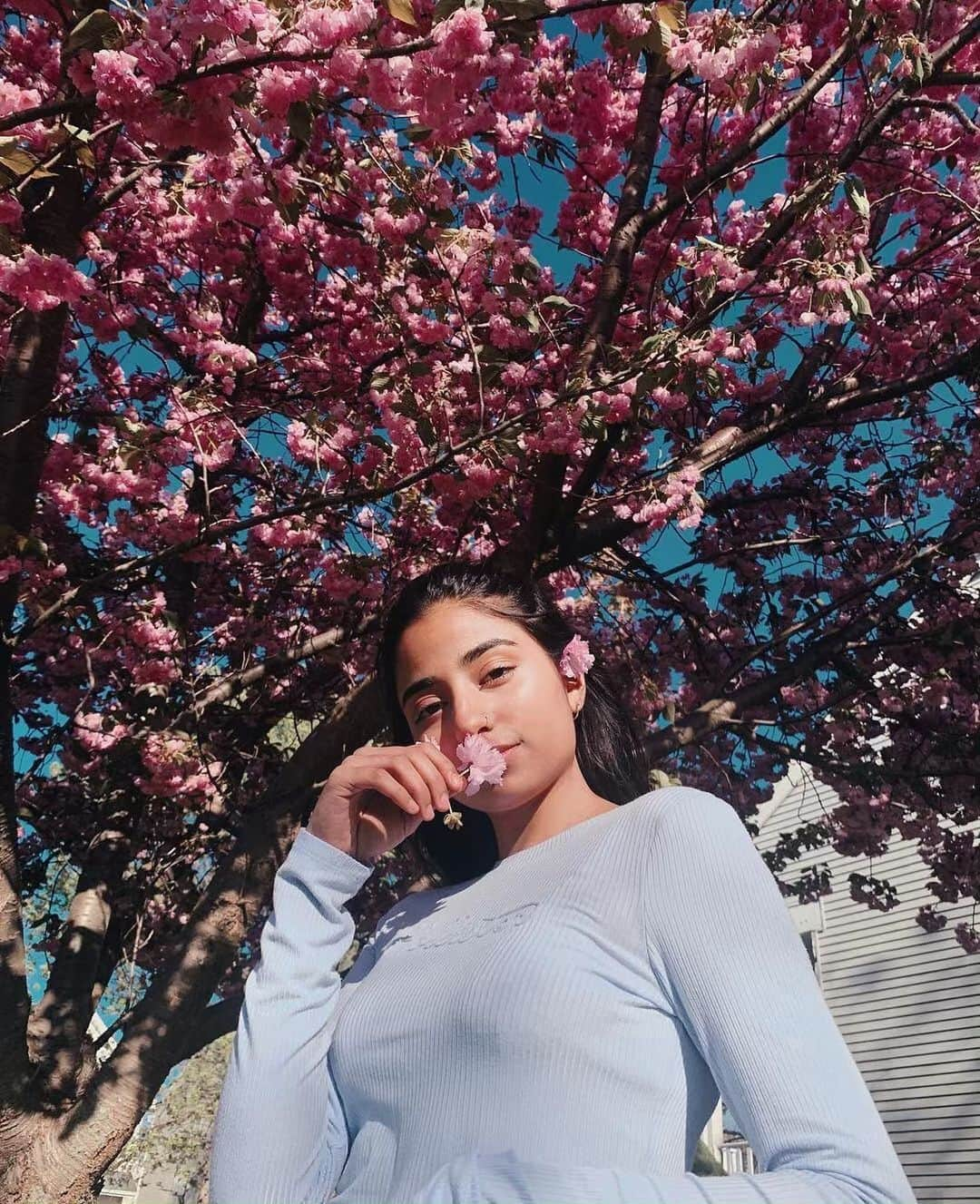 Hollister Co.さんのインスタグラム写真 - (Hollister Co.Instagram)「Gotta get that bloom bloom bloom 💐 📷: @sharmeen.c #HollisterCollective」5月10日 1時09分 - hollister