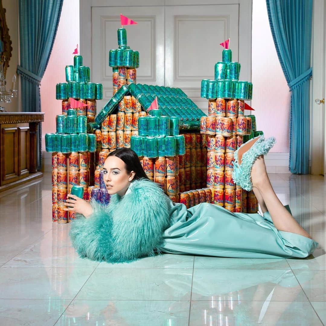 アリー・エックスのインスタグラム：「When I’m not fencing in my blue room I enjoy building castles out of @lacroixwater in my foyer. #foyer 📸 @joeyjamesphoto」