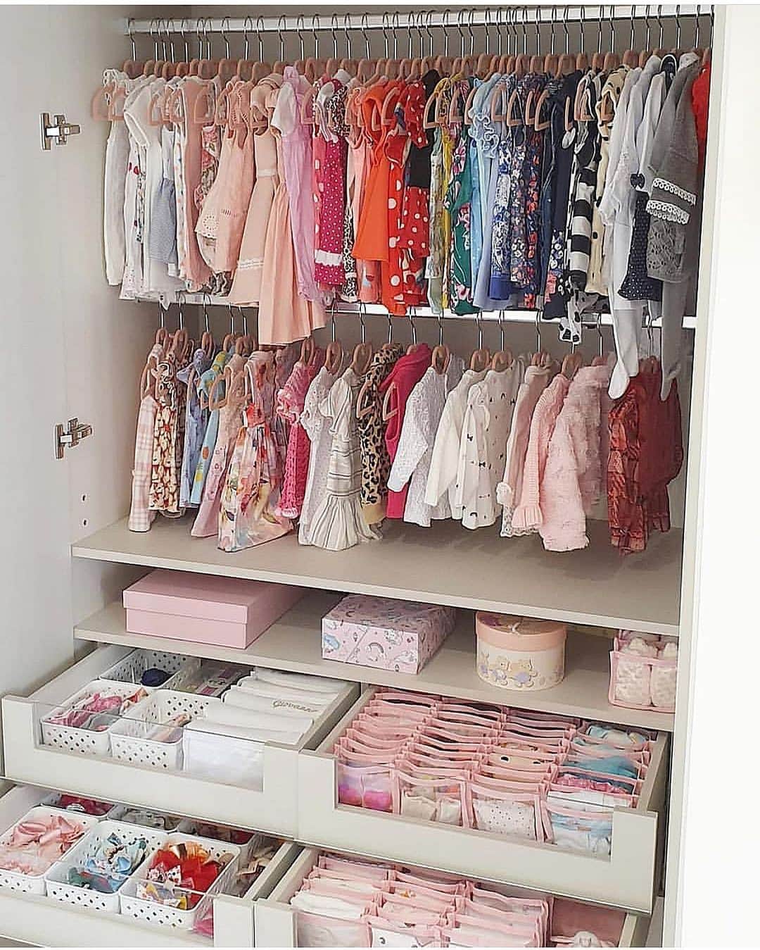さんのインスタグラム写真 - (Instagram)「When your kid’s closet is organizational goals! Via @decor_for_kids 💕 By @fabi_bartolli」5月10日 1時10分 - inspire_me_home_decor
