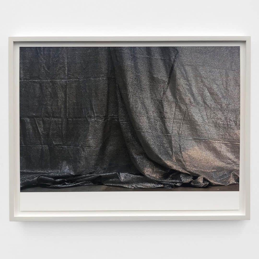 デビッドヤーマンのインスタグラム：「Lifting the curtain on inspiration. • A photograph by @Wolfgang_Tillmans—one of our highlights from this year’s @FriezeArtFair in NYC. #FriezeNY #DavidYurman #artinspiration」