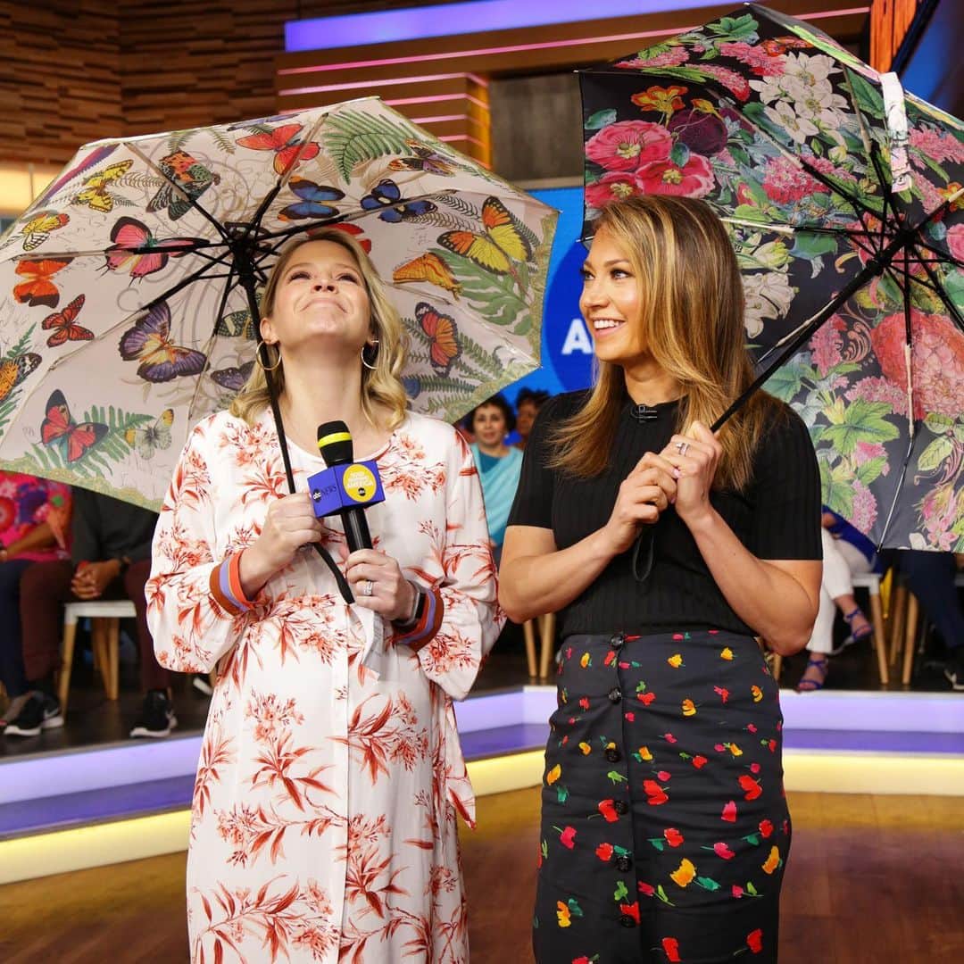 Good Morning Americaさんのインスタグラム写真 - (Good Morning AmericaInstagram)「How’s the weather over there, @ginger_zee and @sarahaines?! ☂️😂 (PS: link in bio to shop their umbrellas!) #GMADeals」5月10日 1時14分 - goodmorningamerica