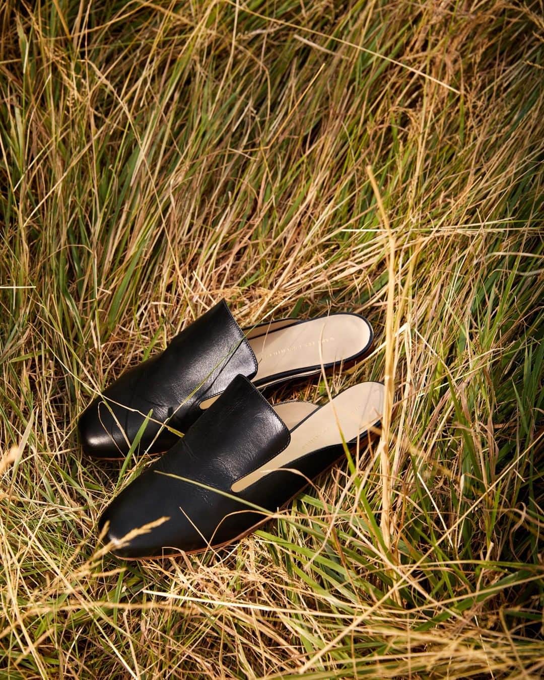 ウォントのインスタグラム：「Our new Torres slipper is elegant and still relaxed with subtle design details. Shop our new favorite style in our latest arrivals, link in bio. — #wantlesessentiels #WANTSS19 #fashion #style #shoes」