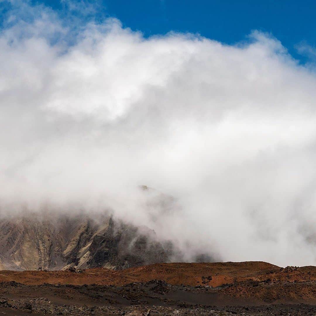 National Geographic Travelさんのインスタグラム写真 - (National Geographic TravelInstagram)「Photo @stephen_matera | (swipe for the full image) Clouds swirl around the summit of Haleakalā. It was a surreal experience hiking through the moonscape of the Haleakalā crater. Clouds would come and go, constantly revealing something different and the landscape would change dramatically around every turn. Haleakalā is Hawaiian for "House of the Sun" and we saw plenty of both sun and clouds on this day. Follow me @stephen_matera for more images like this form Hawaii and around the world. #hawaii #Haleakalā #volcano #crater」5月10日 1時16分 - natgeotravel