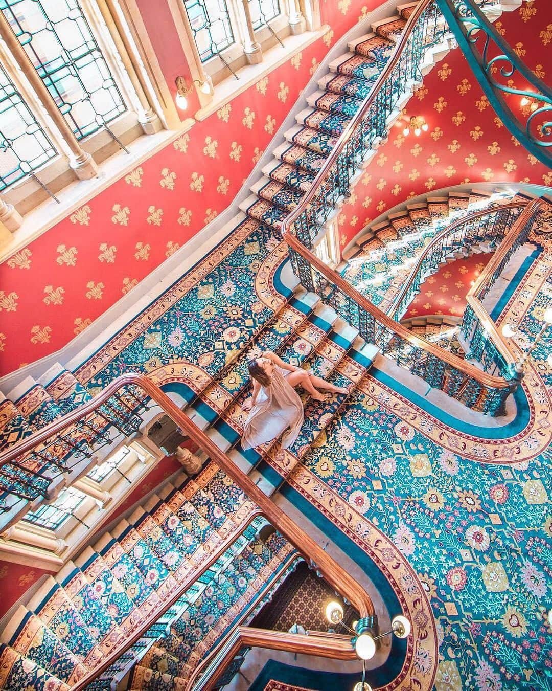 BEAUTIFUL HOTELSさんのインスタグラム写真 - (BEAUTIFUL HOTELSInstagram)「Just taking a quick break on the iconic staircase of the St. Pancras Renaissance Hotel in London. "Did you know that Spice Girls’ 'Wannabe' music video was filmed here?" 💃📷: @dianamiaus 📍: St. Pancras Renaissance Hotel London)」5月10日 1時16分 - beautifulhotels