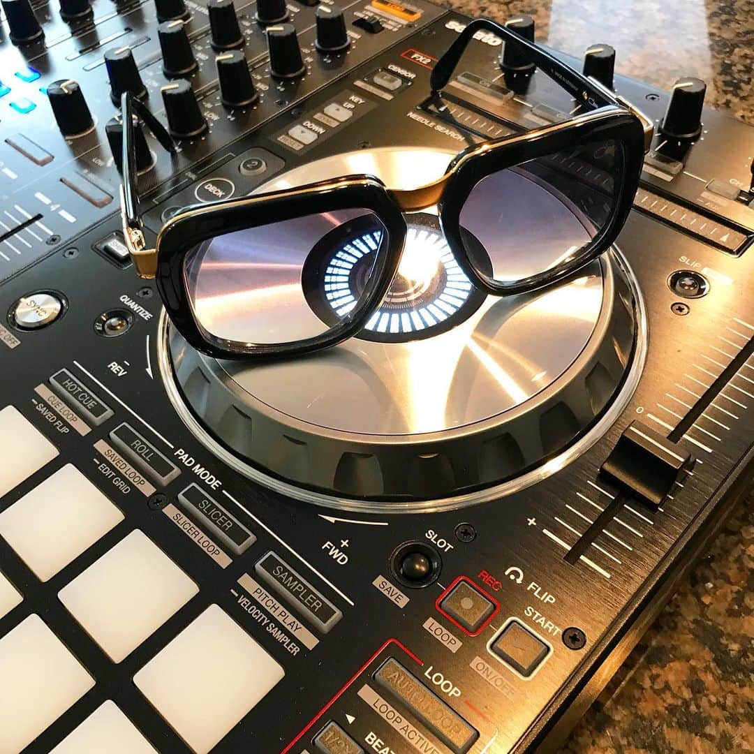ファンクマスター・フレックスのインスタグラム：「CAZAL! Getting my eye wear situated for tonight along with some @Ciroc #AD 7pm I’m coming out them cars... 1am I’m at LeSouk! 3hour set! (Yup.. sporting my controller tonight 🤷🏿‍♂️)」