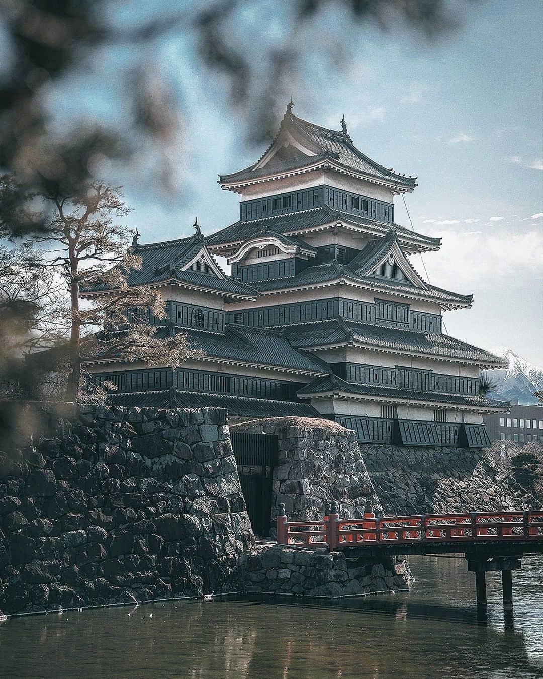 MR PORTERのインスタグラム：「Pipping England's castles to the decorative post 🏯 Matsumoto Castle aka "Crow Castle" captured by @tokio_kid. #MRPORTERTheJapanEdit #日本特集 🇯🇵」