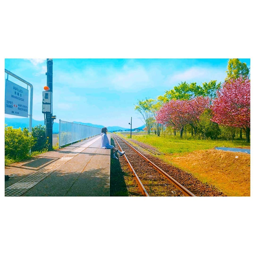 梁愛美さんのインスタグラム写真 - (梁愛美Instagram)「Shooting...📷☁☀🌱💕 ❥︎ ❥︎ #shooting #nature #naturephotography  #nature_photo #nature_lovers #rapeblossoms #cherryblossoms #sky_brilliance #instagramjapan #instagramphoto #instagrampic #instagramfashion #kumamoto #kumamotojapan #platinumproduction #aimiryou #撮影 #遠征 #見晴台 #熊本 #阿蘇 #午後の紅茶 #あいたいってあたためたいだ #365日 #HY #やさしい気持ち #CM #ロケ地 #プラチナムプロダクション #梁愛美」5月10日 1時25分 - aimipink