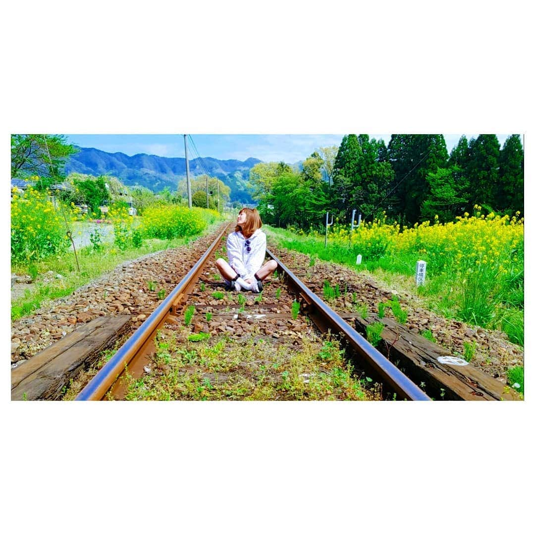 梁愛美さんのインスタグラム写真 - (梁愛美Instagram)「Shooting...📷☁☀🌱💕 ❥︎ ❥︎ #shooting #nature #naturephotography  #nature_photo #nature_lovers #rapeblossoms #cherryblossoms #sky_brilliance #instagramjapan #instagramphoto #instagrampic #instagramfashion #kumamoto #kumamotojapan #platinumproduction #aimiryou #撮影 #遠征 #見晴台 #熊本 #阿蘇 #午後の紅茶 #あいたいってあたためたいだ #365日 #HY #やさしい気持ち #CM #ロケ地 #プラチナムプロダクション #梁愛美」5月10日 1時25分 - aimipink