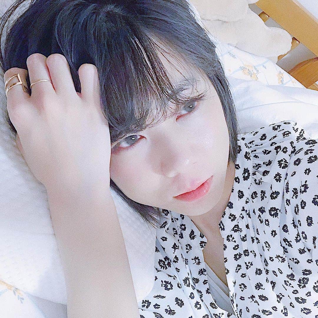 木村仁美のインスタグラム：「今日もありがとう。  Liveログあります◎ . 時には優しく、時にはゆるく。 ちょっとずつ進んでゆこう。？ . \\今日のお話はこんな感じでした// #ヘルスケア #スキンケア #アトピー #湿疹 . . . . #カラコン #オレンジリップ #オレンジメイク #黒髪ショート #自撮り女子 #お部屋 #セルフポートレート #ナチュラルコスメ #敏感肌スキンケア」