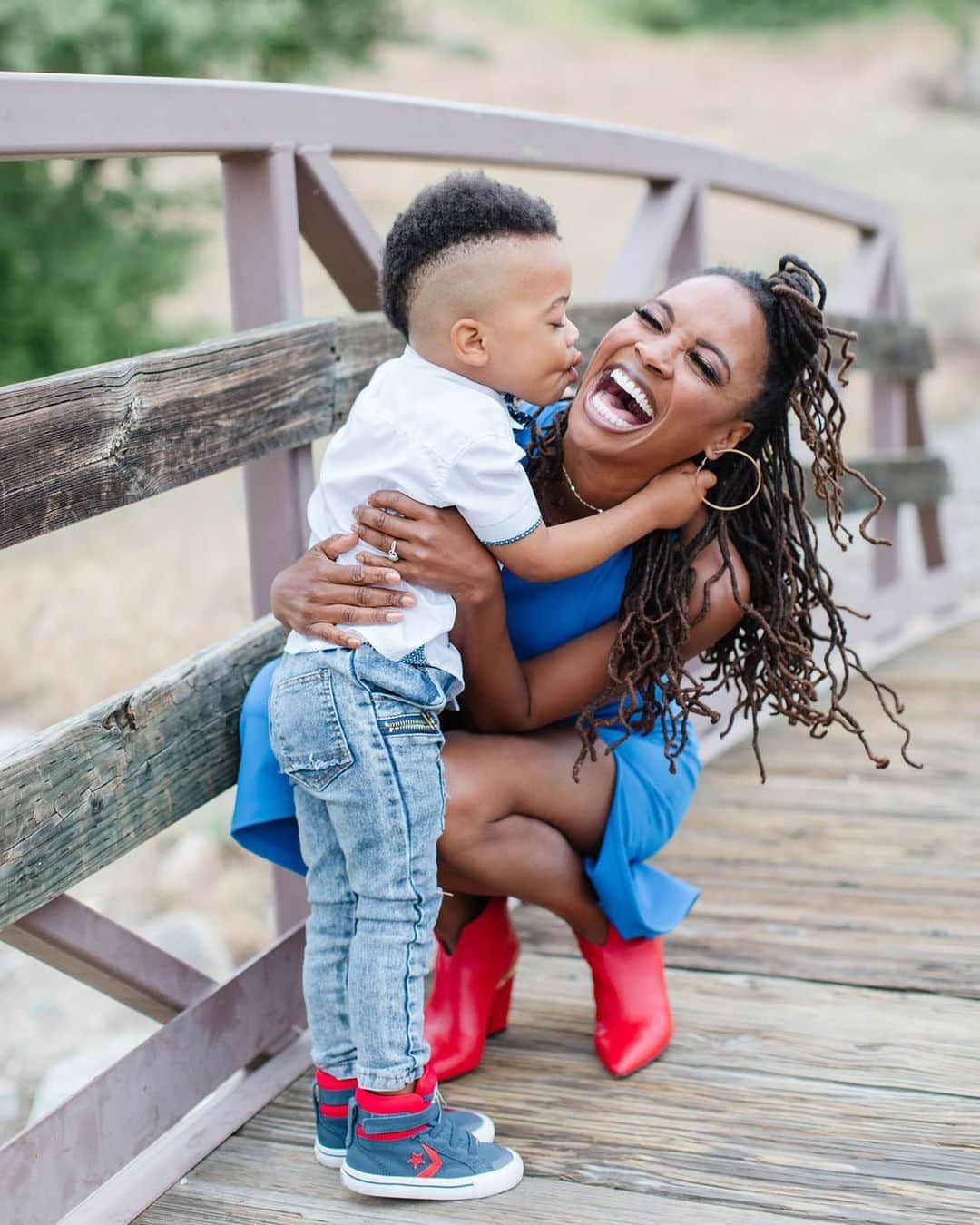 シャノーラ・ハンプトンのインスタグラム：「Words can’t explain how much joy this little guy has given us! Happy Birthday to my baby boy! Goodbye #TerribleTwos!! Thank you @ashleyburnsphotography for capturing this moment! #Birthdayboy #DocDukes #Mamasbabyboy」