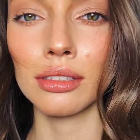 Smashboxのインスタグラム：「From the makeup chair to flawless — a Smashbox face from start to finish ✨regram @ortalelimeleh1⁣ ⠀⠀⠀⠀⠀⠀⠀⠀⠀⁣ Products Used:⁣ ✨Photo Finish Primer Oil⁣ ✨Studio Skin 24 Hour Hydra Foundation⁣ ✨Cover Shot Eyeshadow Palette in Minimalist ✨Super Fan Mascara ⁣ ✨Step-By-Step Contour Stick in Bronze⁣ ✨Cali Contour」