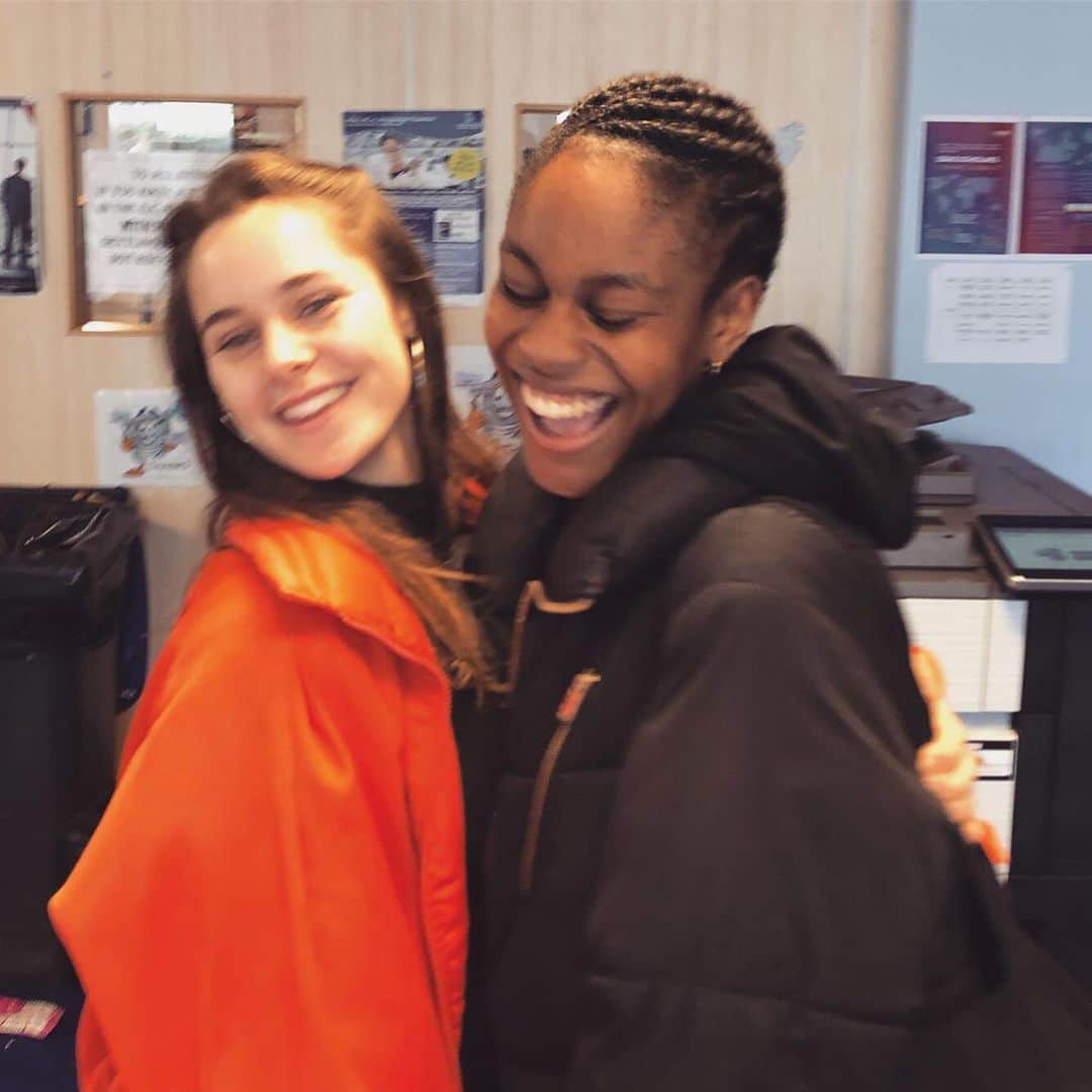 キャサリン・ライオンズのインスタグラム：「My main chick getting me through the run up to exams 📝🤓💜 #YouTheBestest #LOOKatthoseNashers #EmbracingTheBlur」