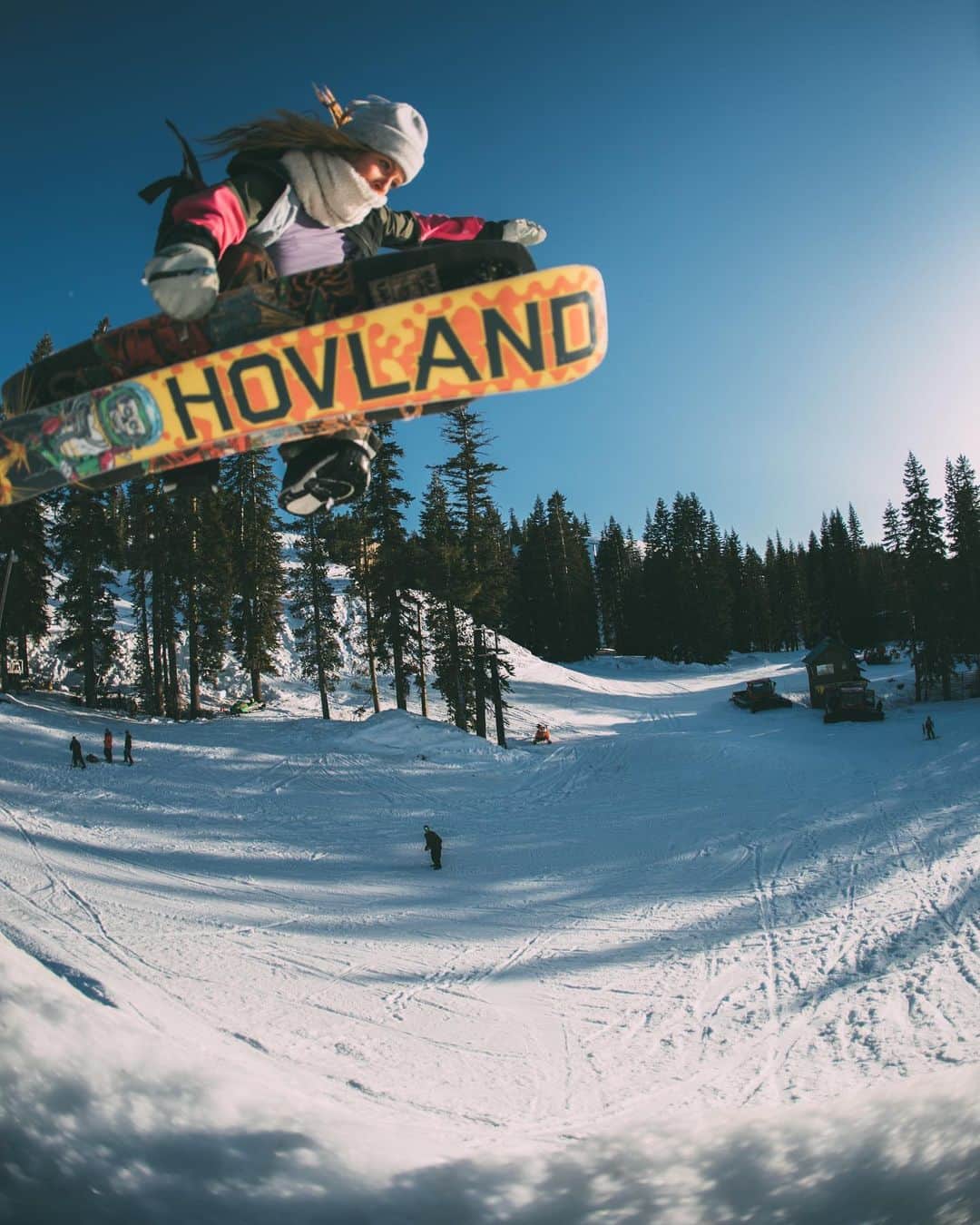 ジェイミー・アンダーソンのインスタグラム：「I haven’t snow skated in a long time! Forgot how fun it is. Great way to end a good week at peace park... 😂💙👌📷 @cirilliphoto」