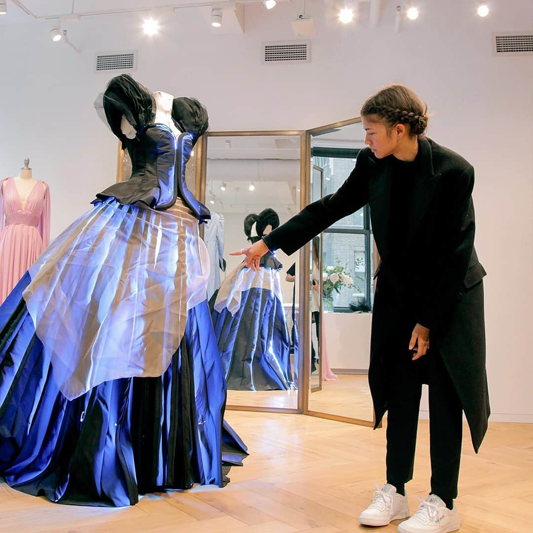 Tommy Hilfigerさんのインスタグラム写真 - (Tommy HilfigerInstagram)「A little magic and a lot of hard work brought @zendaya's fairy tale dress to life at the #MetGala2019. Swipe to experience our designs in the making! ✨」5月10日 1時59分 - tommyhilfiger