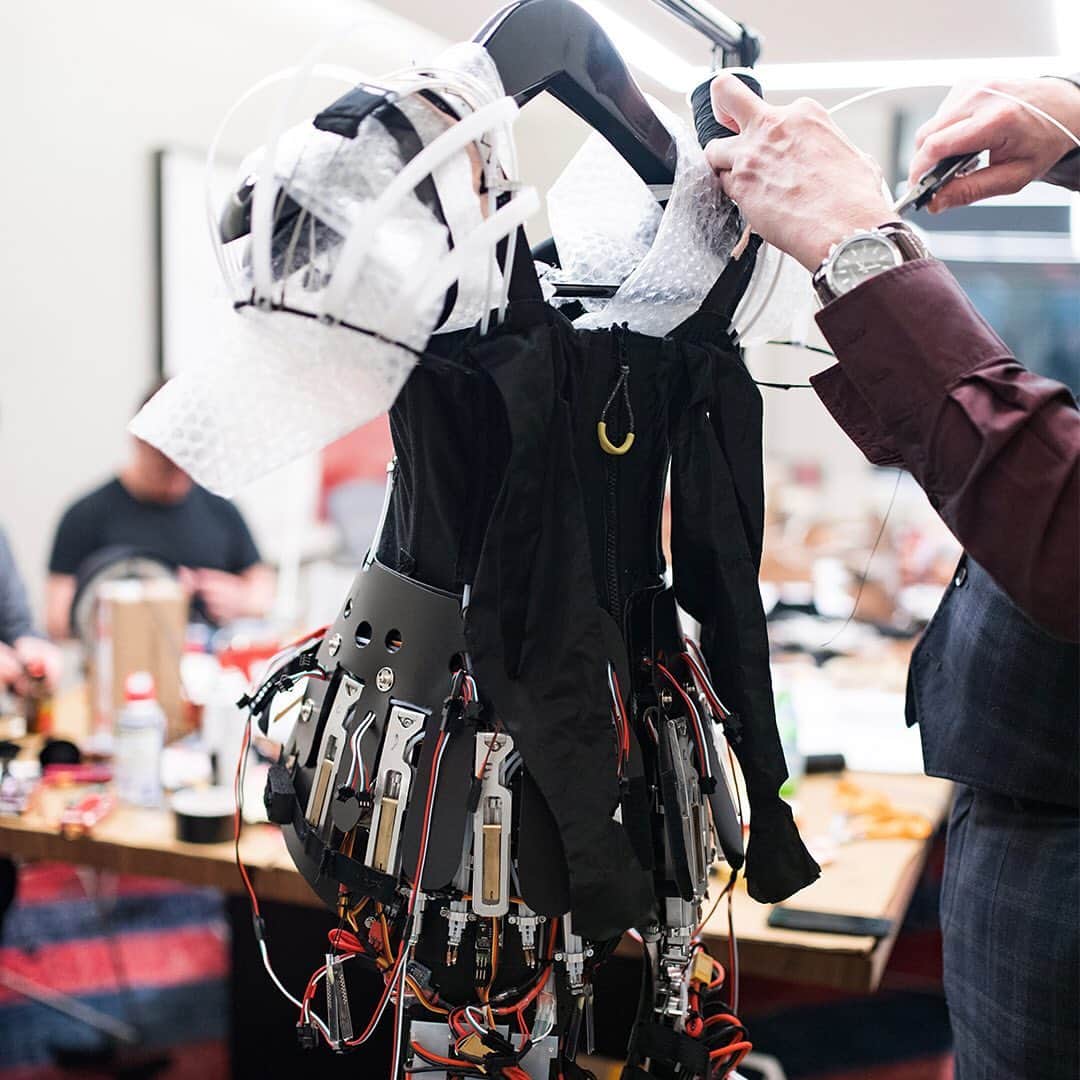 Tommy Hilfigerさんのインスタグラム写真 - (Tommy HilfigerInstagram)「A little magic and a lot of hard work brought @zendaya's fairy tale dress to life at the #MetGala2019. Swipe to experience our designs in the making! ✨」5月10日 1時59分 - tommyhilfiger