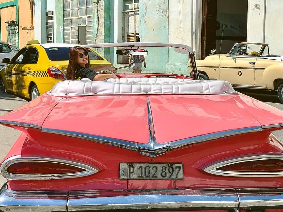 MIKAさんのインスタグラム写真 - (MIKAInstagram)「去年のキューバ旅を時差投稿で😌 街もカラフルで可愛かったけど、やっぱりクラシックカーが魅力的🚗🧡💛💚💙 #cuba #havana #lovely #classiccar #fastandfurious #colorful #lovethiscity #mikainCaribbean #iphonephotography #みか山紀信 #iphoneで撮影 #🇨🇺」5月9日 17時10分 - cjd_mika
