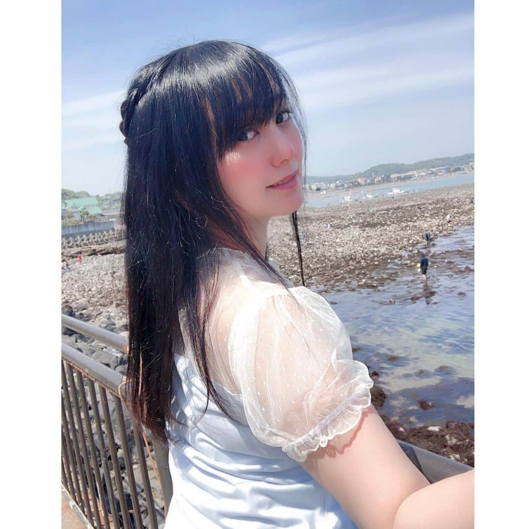 脊山麻理子のインスタグラム：「PRIMAVELYのチュールトップス白も可愛くて、海にぴったりだった♡ @primavely_official #PRIMAVELY #cordinate #ファッション #令和 #色違い #黒と白どっちが好き？」