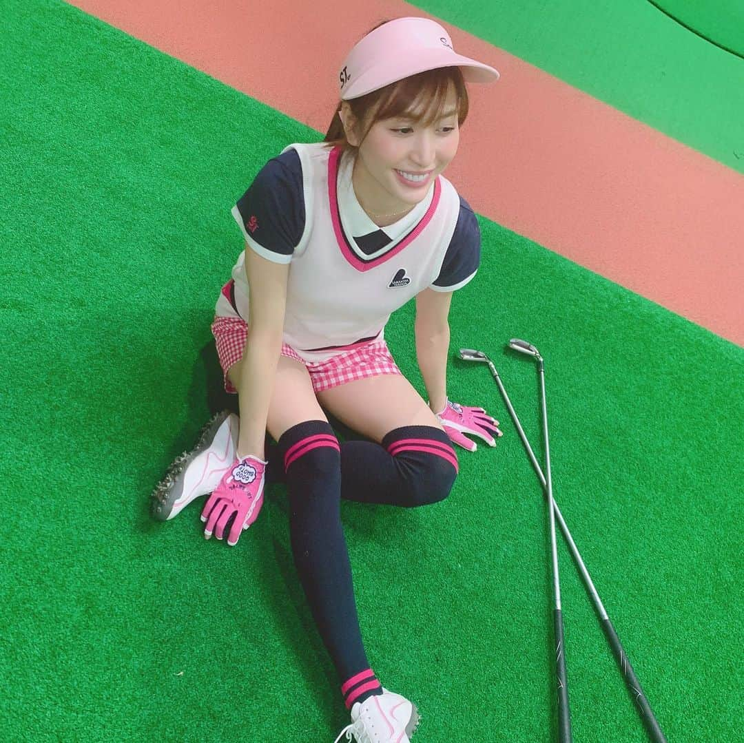 大島麻衣さんのインスタグラム写真 - (大島麻衣Instagram)「ゴルフ練習🏌️‍♀️ 可愛いウェアーは本当にテンション上がります👍 もっともっと上手くなりたい！！ 練習あるのみ！！⛳️ #逆転ゴルフ塾 #自主練 #samanthagolf  #ゴルフ女子」5月9日 17時28分 - maioshima911