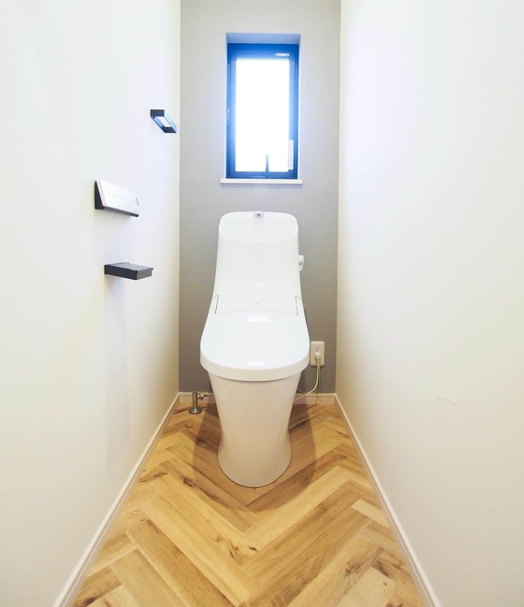 アレッタさんのインスタグラム写真 - (アレッタInstagram)「. 『おしゃれは足元から！』 〜床が印象的なトイレ〜 . 木目が交差し、 個性豊かな表情が特徴的な ヘリンボーンを施しています。 . シンプルになりがちな空間が ぐっとおしゃれに😊💕 . . 施工例をもっとみたい方はこちらから💁‍♀️✨ ↪︎ @aletta_himeji → ホームページ → 施工事例 . ⚫︎⚪︎⚪︎⚫︎⚪︎⚪︎⚫︎⚪︎⚪︎⚫︎⚪︎⚪︎⚫︎⚪︎⚪︎⚫︎ . #アレッタ は『長く豊かに幸せに』 暮らしていただける 世界にひとつだけの#マイホーム を 一緒におつくりしている姫路の#工務店 です。 . ------------------------------ . #トイレ #トイレの床 #ヘリンボーン #ヘリンボーン床 #トイレの壁 #自然素材住宅 #アイアンバー #施工例 #一軒家 #新築注文住宅 #塗り壁 #おしゃれな家 #こだわりの家 #デザイン住宅 #おうち時間 #家づくり #家づくり計画 #家づくりを楽しむ  #インテリアコーディネート #家づくり検討中の人と繋がりたい #外断熱の家 #姫路注文住宅 #加古川注文住宅 #たつの注文住宅」5月9日 17時21分 - aletta_himeji
