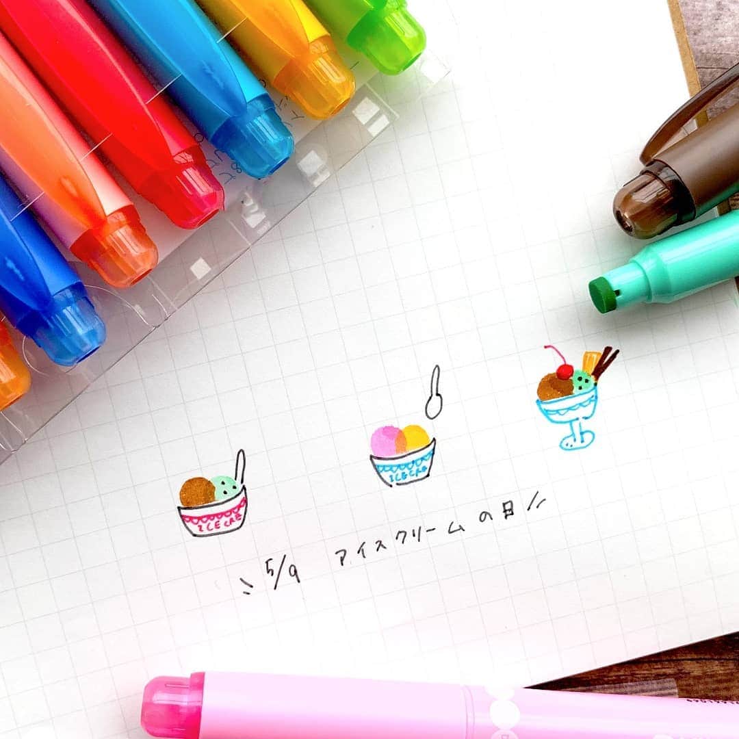 トンボ鉛筆さんのインスタグラム写真 - (トンボ鉛筆Instagram)「今日は #アイスクリームの日 ！ プレイカラードットのお気に入り2色を使ってカップアイスが描けます🍨 スプーン以外にも、ウエハースやチェリーなど色々付け足してもかわいい✨  紙を重ねて半円を描く方法を使いました。 詳細は #ドットラボ のキツネ、UFO、アイスを参考にしてみてください。 . . . #トンボ鉛筆 #プレイカラードット #文房具 #文具 #文具好き #文房具好き #イラスト #手描き #ドットラボ #draw #drawing #tombow #praycolordot #stationery #stationerylove #illustration #bujo #バレットジャーナル　#ドットワンポイント #ノート術  #bulletjournalling #bulletjournal #bujoideas #bujoinspo #bujoinspiration #bulletjournalcommunity #bujogram　#プレイカラードットアレンジ」5月9日 17時29分 - tombowpencil