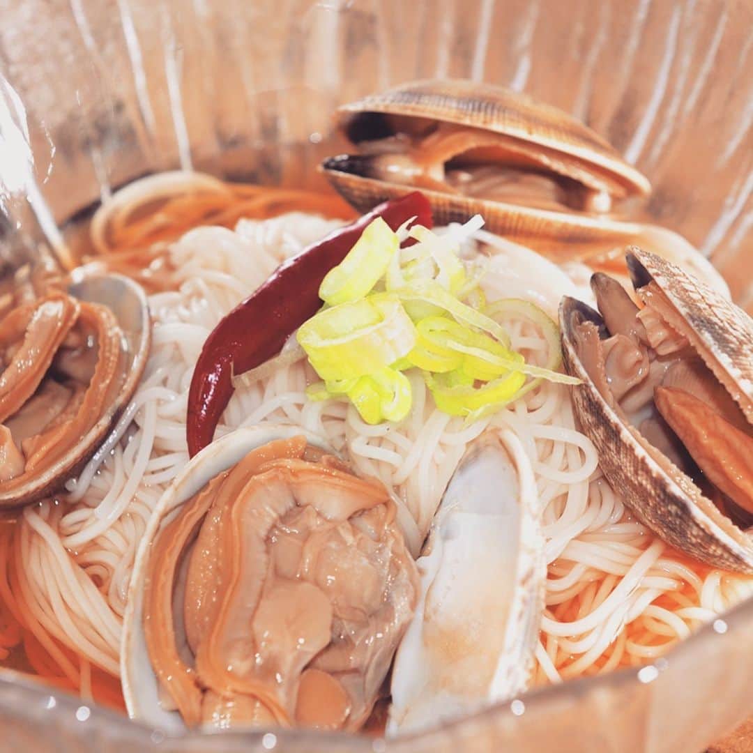 メシ通さんのインスタグラム写真 - (メシ通Instagram)「しょうがとにんにくを利かせたクセになるウマさ。 アテにもよし、冷たい麺にかけてもよし。  家にある調味料でできちゃう「あさりのしょうゆ漬け」【魚屋三代目】 https://www.hotpepper.jp/mesitsu/entry/sakanaya-sandaime/19-00011  #mesitsu #メシ通 #グルメ #あさり ＃おつまみ ＃つまみ #アテ #酒の肴 #冷菜 #簡単 #レシピ #レシピブログ #魚屋三代目 #神奈川 #clam #asariclam #easy #recipe #recipeblog #fish #fishmonger #kanagawa #japan」5月9日 17時35分 - mesitsu