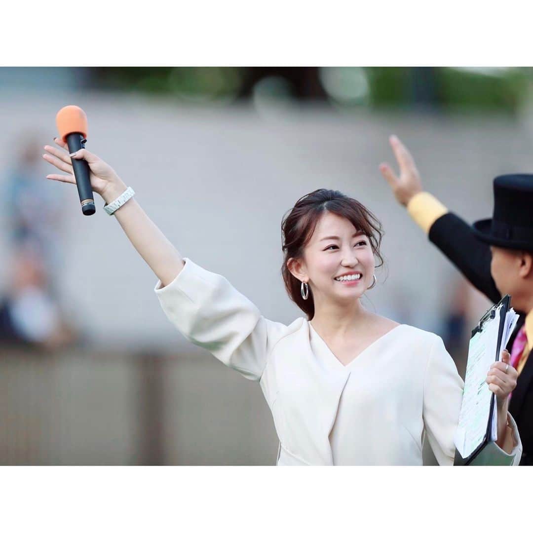 のインスタグラム：「#NHKマイルカップレース回顧 カメラマンの武田明彦さんが写真を撮って下さいました。いつもありがとうございます😊✨ 今週のヴィクトリアマイルも、最終レース後のパドックでTIMさんとレース回顧に出演させて頂きます🏇💕 ⁑ #ヴィクトリアマイル #レース回顧 #きてね #安田記念まで毎週あるよ  #東京競馬場 #競馬 #競馬好き #府中 #tokyo #umajo #tokyoracecourse  #まりなる #津田麻莉奈」