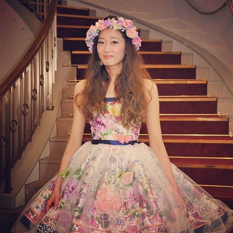 ホテルモントレウェディング【公式】 のインスタグラム：「♥ ￣￣￣￣￣￣￣￣￣￣ @montereyweddingをフォローして 『 #モントレ花嫁 』『 #ホテルモントレ』の タグをつけて投稿してくださいね＊*. . 花柄ドレスに花冠で春らしい フェミニンコーディネート♡ . ◆ホテルモントレ公式HPはこちら* https://www.monterey-wedding.jp . #モントレ #モントレ花婿  #dressy花嫁 #プレ花嫁 #marry花嫁 #卒花 #marryxoxo #wedding #weddingceremony #weddingreception #weddingparty #weddingdress #dress #flower #weddingbouquets #プラコレ #結婚式場 #ウエディングニュース  #日本中のプレ花嫁さんと繋がりたい #結婚式 #パーティー #披露宴 #ホテルウェディング #ウェディングドレス #カラードレス #ドレス迷子 #ドレス」
