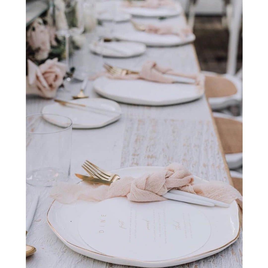 ウェディングソムリエ編集部さんのインスタグラム写真 - (ウェディングソムリエ編集部Instagram)「． スタッフの @haru_jadore です🕊 @whiteinkdesignco さんのフォトをリポスト。 ． ． ． カトラリーを無造作に結んだ柔らかな抜け感。 ． ． ナチュラルな木製のテーブルに、白とピンクの２色で統一させて、洗練されたお洒落を演出。 ． ． 抜け感と洗練のバランスがとても参考になりますね☺️ ． ． ． ． ． *:.,.:*:.,.:*:.,.:*:.,.:*:.,.:*:.,.:*:.,.:*:.,.:*:.,.:*:.,.:*:.,.:* . サイトは[ウェディングソムリエ ]で検索 🔎http://www.jadorewedding.com プロフィール欄の🔗Linkからもとべます。  ウェディングソムリエは、 人生でその時しかできない 特別な体験を提供するメディアです♡ *:.,.:*:.,.:*:.,.:*:.,.:*:.,.:*:.,.:*:.,.:*:.,.:*:.,.:*:.,.:*:.,.:*:.,.:*: #卒花  #ウェディングソムリエ #花嫁 #プレ花嫁  #花嫁DIY  #ウェディングアイデア  #ウエディングアイテム #卒花嫁レポ #全国のプレ花嫁と繋がりたい #ウェディングソムリエアンバサダー #結婚式 #ウェディングドレス #ウェディングレポ #ウェディングレポート #ダイヤモンド #マリッジリング #プロポーズされた#テーブルコーディネート」5月9日 17時48分 - jadore_wedding