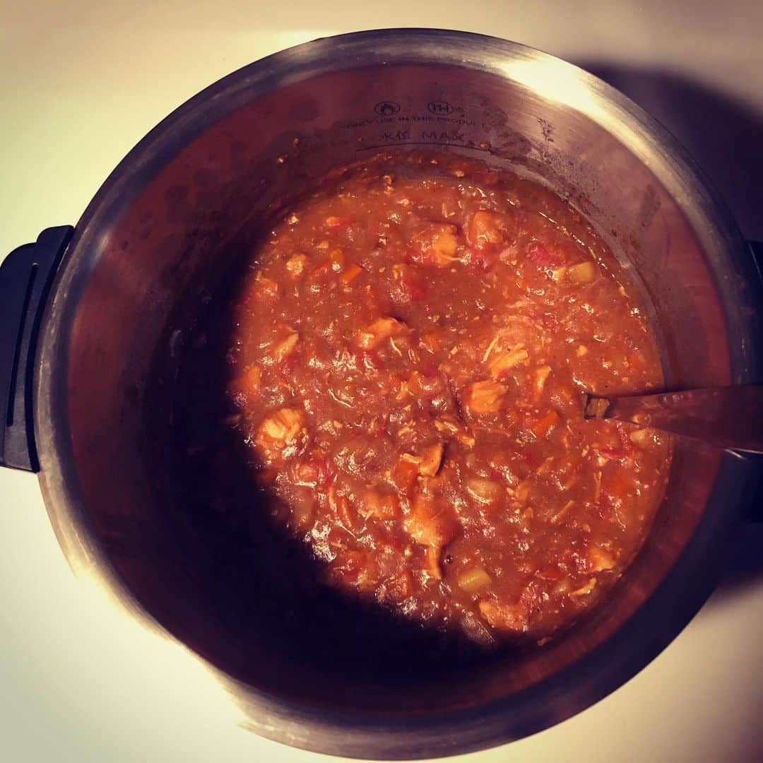 のインスタグラム：「先日買ったホットクックで色々作っています。基本のレシピで作ってみて、そこから我が家の好みにアレンジしていくのが楽しいです。今日は無水チキンカレー🍛 #ホットクック #カレー」
