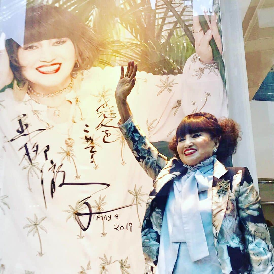 黒柳徹子さんのインスタグラム写真 - (黒柳徹子Instagram)「「H&M の広告で共演した方たちが、ショーウインドのポスターにサインしてる」と聞いたので、私も渋谷に行って、サインしてきました💕」5月9日 17時49分 - tetsukokuroyanagi