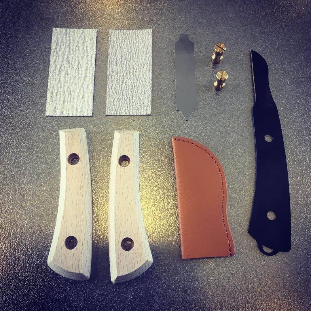 SUNDAY MOUNTAINさんのインスタグラム写真 - (SUNDAY MOUNTAINInstagram)「* 【FEDECAよりオリジナルナイフキット入荷！】 * 日本の伝統的な刃物文化を広めるFEDECAの削って作るオリジナルナイフキットits my knife。 … 持ち手を自分に合うように削って、世界に１つのオリジナルナイフを作ることができます。 刃にはプロ仕様の伝統刃物を採用しており切れ味もバツグン。 ニスやペンキを塗ったり、刻印をうったりアレンジも自由。 … クラフトナイフとフォールディングタイプの2種類。 難易度も削り量によってEASY,STANDARD,ADVANCEDの3段階から選べます。 … 使い込むほどに愛着をもって使える1本になること間違いなしです！ … ■価格 クラフト:¥3,600+tax フォールディング:¥4,800+tax * * SUNDAY MOUNTAIN ■ 本店 福井県坂井市春江町針原20-1-1 11:00～19:00(水曜定休) TEL 0776-63-6589 ■ BASE CAMP店 福井県坂井市春江町針原21-49-7 K.TENANT-B 11:00～19:00(火,水曜定休) TEL 0776-97-8848 ■オンラインショップ http://campanela.jp/webshop.html * * #sundaymountain #camp #hiking #trekking #サンデーマウンテン #アウトドア #アウトドアショップ #アウトドアファッション #キャンプ #キャンプギア #ハイキング #トレッキング #登山 #山道具 #FEDECA #ナイフ #オリジナルナイフ #伝統刃物」5月9日 17時50分 - sundaymountain