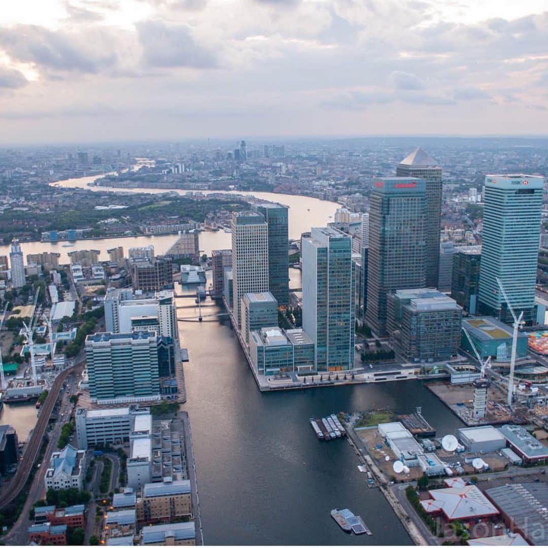 @LONDON | TAG #THISISLONDONさんのインスタグラム写真 - (@LONDON | TAG #THISISLONDONInstagram)「Before & After by aerial photographer @jasonhawkes 🚁📸 Jason shows #CanaryWharf in 2006 & how the skyline looks today in 2019! What a difference a day makes! 😍😱 // #thisislondon #london」5月9日 17時51分 - london