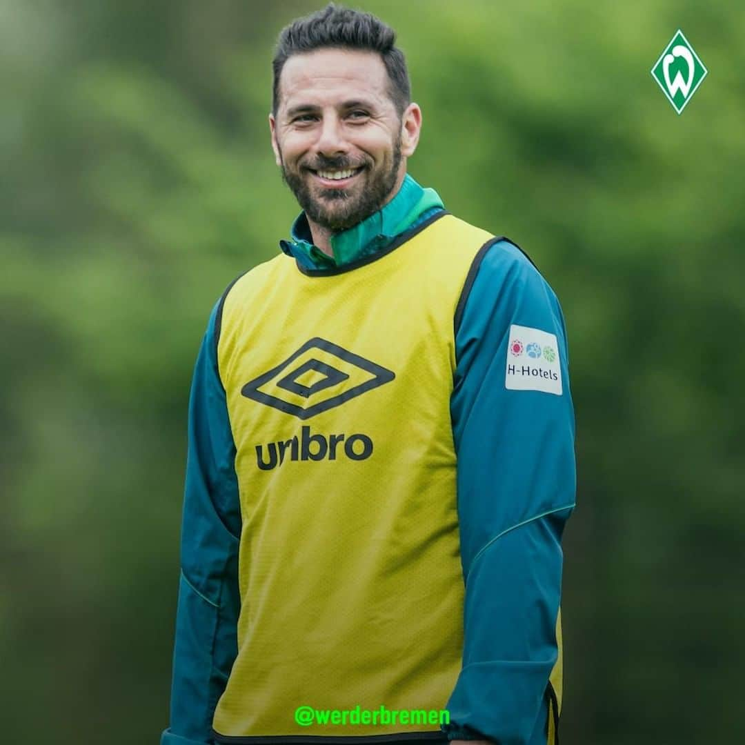 ヴェルダー・ブレーメンさんのインスタグラム写真 - (ヴェルダー・ブレーメンInstagram)「Müssen dieses Lachen einfach wieder und wieder posten... 😃 💚 _______ #werder #bremen #svw #Pizarro #vamos #Legende #mood #Bockauftraining #Bockauffußball #lovemyjob #nordphoto」5月9日 17時52分 - werderbremen