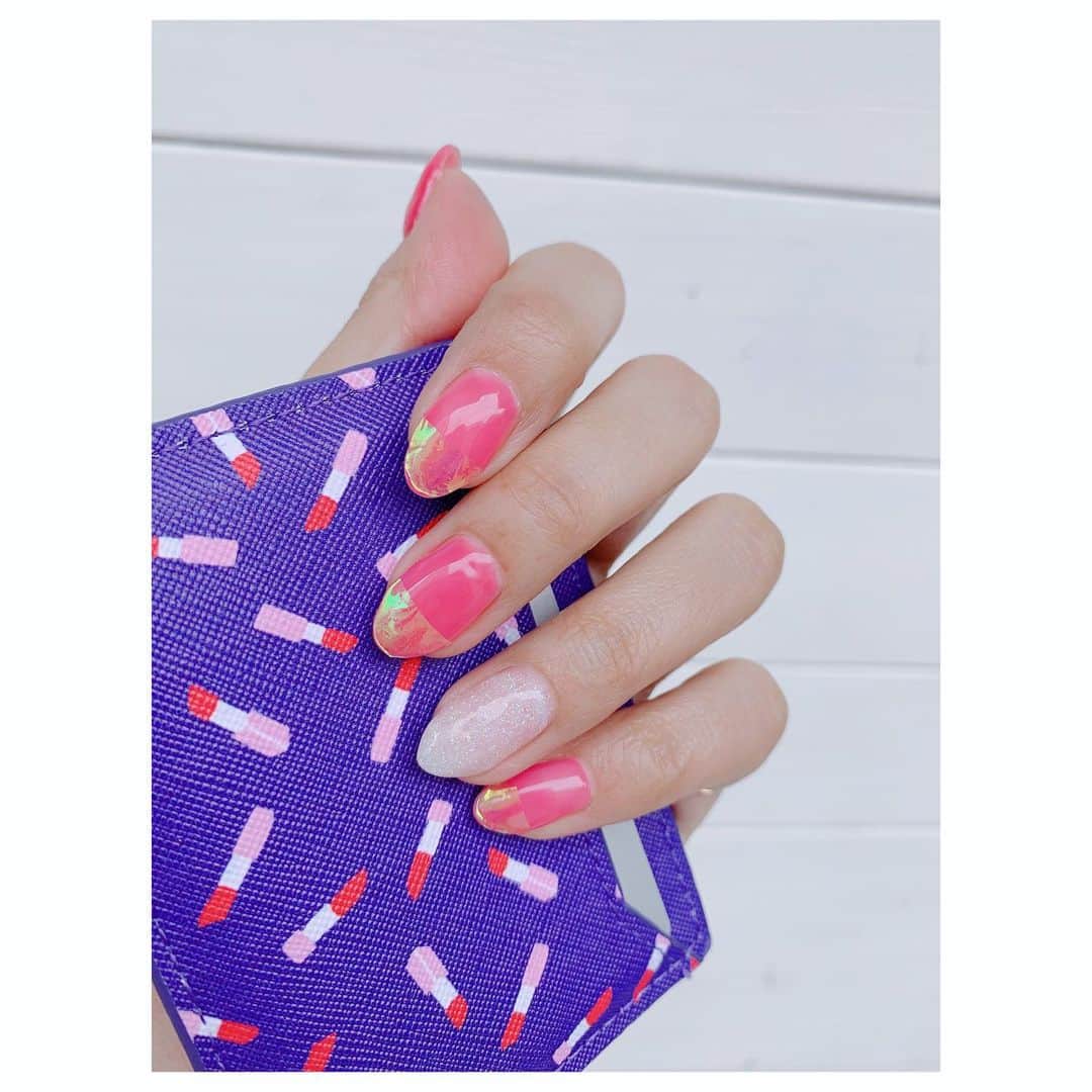 のインスタグラム：「髪の毛と共にネイルもチェンジ💅💗 最近は白とかパステルとか淡い色が多かったんだけど、気分転換にシースルーのピンクをチョイス💘 久しぶりに手元が明るく目立つネイルになりました💁🏻‍♀️💕 暖かくなってきたしたまにはいいよね〜🌞 左右対称で同じネイルです🧚‍♀️ 安定の @__ma___yu__ ちゃん、今回もありがとうだぜー✌️ お任せにしたら指先キラキラする何かを乗せてくれたよ！（材料名忘れました） 手元に持ってるのはフライングタイガーで買った300円くらいのSuica入れで最近のお気に入り💳 #nail #pinknail #springnails #fine #harajuku #ピンクネイル #シースルーネイル #シースルーピンク #春ネイル #夏ネイル #派手ネイル #プチプラ  #プチプラカードケース」