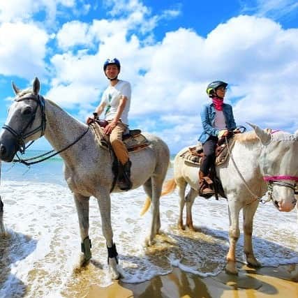 asoview! さんのインスタグラム写真 - (asoview! Instagram)「映画のワンシーンのような体験してみませんか？⠀⠀ .⠀⠀ 福岡県宗像市で開催されているビーチ乗馬体験なら、馬に乗ってビーチをさんぽできます。⠀⠀ .⠀⠀ ビーチに向かうまでの道のりも馬に乗って移動するので、町中で馬に乗るという、ちょっと不思議な体験も楽しんでみてください。⠀⠀ .⠀⠀ ≕≔≕≔≕≔≕≔≕≔≕≔≕≔≕≔≕≔≕≔⁣⠀⠀ 🌎Location @福岡県宗像市⠀⠀ 📸Picture by @ccr_kyusyu⠀⠀ ≕≔≕≔≕≔≕≔≕≔≕≔≕≔≕≔≕≔≕≔⁣⠀⠀ .⁣⠀⠀ 🏄‍♂️全国1万9千件以上の遊び紹介中🏕⠀⠀ @asoview⁣⠀⠀ .⁣⠀⠀ ＼GWおつかれキャンペーン開催中！／⁣⠀⠀ いいね＆フォローで日帰り温泉のペアチケットが当たるキャンペーン開催中！詳細は @asoview をチェック！⁣⠀⠀ .⁣⠀⠀ #本日のアソビ は⁣⠀⠀ https://www.asoview.com/item/activity/pln3000000620/⠀⠀ .⠀⠀ #乗馬 #乗馬女子 #馬 #馬好きさんと繋がりたい #馬好き #自然と遊ぶ #自然と共に暮らす #自然好き #自然好きな人と繋がりたい #動物好き #海のある生活 #海が好きな人と繋がりたい #アウトドア #アウトドア好き #アウトドア女子 #アウトドアな休日 #アウトドアライフ #素敵な休日 #chill #チル #チルアウト #癒し #horse #horseriding #horse🐴 #ホーストレッキング #福岡旅行 #宗像」5月9日 18時02分 - asoview