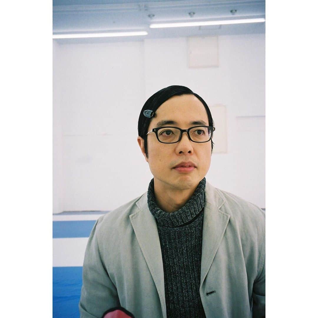 藤井武美のインスタグラム：「今夜、6話ですよ。 凄いですよ ハラハラですよ 女、鴇田出ちゃってますよ 始めましての一枚です。 小松さん。素敵です。🦰 23:59〜 #向かいのバズる家族 #小松利昌 さん #film」