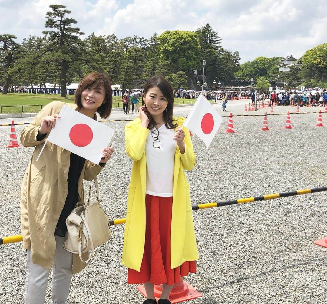 楪望さんのインスタグラム写真 - (楪望Instagram)「お天気に恵まれた、5月4日🎌 * 大阪から来た友達と、皇居前へ。 一般参賀の来場者は、14万人を超えるほどだったということです👫 * 日本中が令和という新たな時代の到来を寿く一日となりました🇯🇵 * 時代から時代へ。 歴史的この瞬間を感じられる慶び。 感謝の気持ちを忘れず、時を刻みたいです🌸 * #一般参賀 #令和 #皇居 #5月4日」5月9日 17時56分 - nozomi_yuzuriha_official