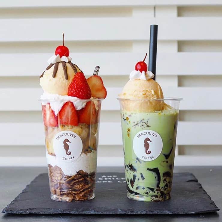 のインスタグラム：「［#cafemiru_神奈川］﻿ ——————————————————————﻿ どこから見ても可愛い「Vancouver coffee」のスイーツメニュー🍒🍨﻿ ﻿ ☑︎チョコイチゴのフレンチトーストパフェ ☑︎コーヒーゼリー抹茶フロート﻿ ※チョコイチゴのフレンチトーストパフェは販売終了﻿ ﻿ 中身がぎっしりつまったカップに、アイスクリームとチェリーのトッピングがレトロで可愛いメニュー🍒﻿ 残念ながら一部店舗では苺は終了しているようですが、バナナバージョンがまだ食べられるとのこと🍌💕﻿ コーヒーゼリーがたっぷり入った抹茶フロートもさっぱりおいしそうですね🤤✨﻿ ボリュームも可愛さも満点で写真映えも抜群❣️﻿ ぜひ行ってみてください☺️﻿ ﻿ ﻿ 📍Vancouver coffee　﻿ ※神奈川県内に複数店舗あり﻿ ⚪︎住所 / 神奈川県藤沢市本町3-17-16﻿﻿ ⚪︎営業時間 / 12:00‐17:00﻿ ⚪︎定休日 / 火曜日＋不定休﻿ ⚪︎アクセス / 藤沢本町駅 徒歩5分﻿﻿ ﻿ 【cafemiru_Kanagawa】﻿ 📍 Vancouver coffee﻿ ◎Open Hours / 12:00‐17:00﻿﻿﻿ ◎closest station / Odakyu Enoshima Line Line「Fujisawa Honmachi 」﻿ ﻿ ☕️ @vancouvercoffee.jp﻿ 📷 @harupancake﻿ ——————————————————————﻿ Cafemiruでは「#インスタ探検隊」or「#cafemiru」をタグ付けしているカフェ写真から、運営スタッフが厳選してご紹介しています👀🔍﻿」