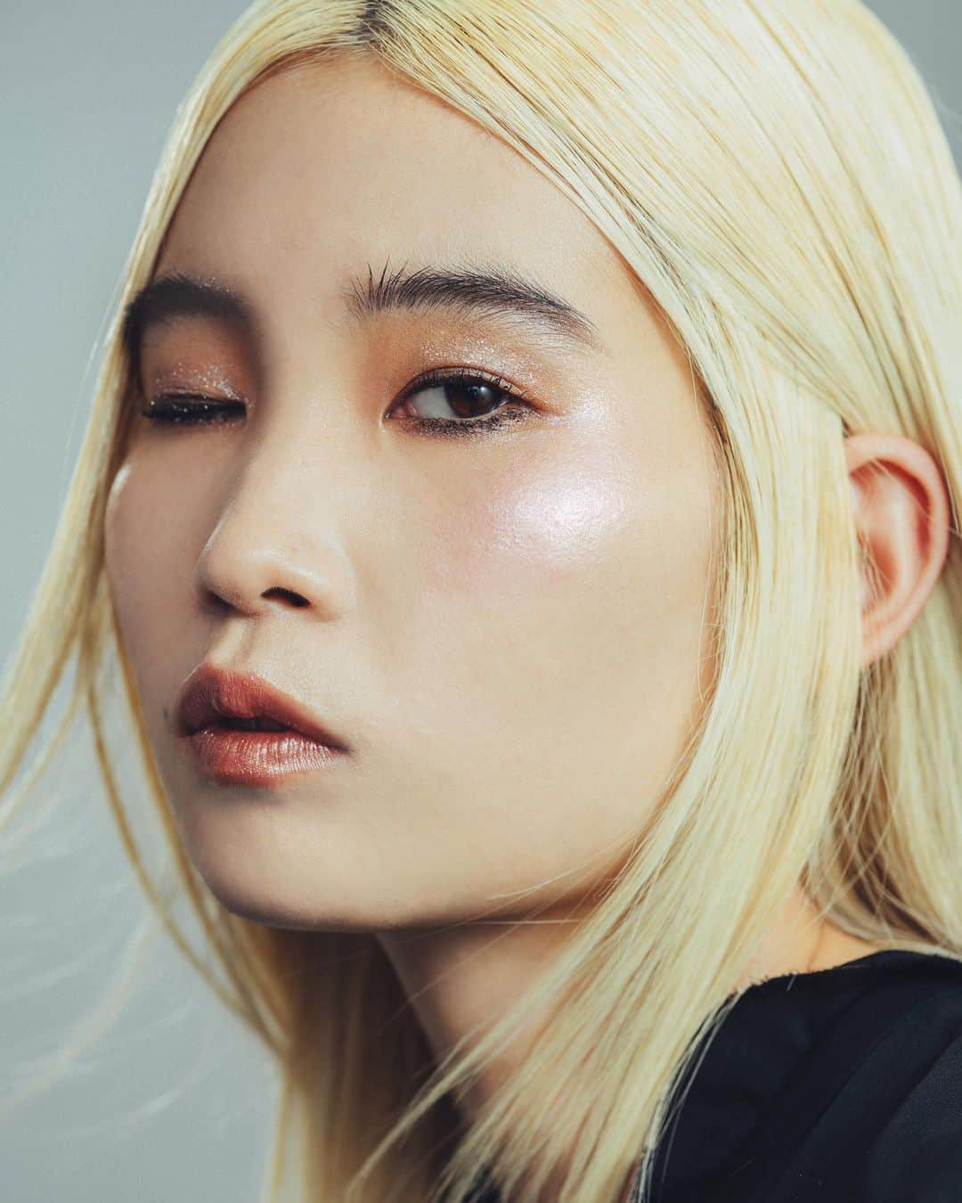 M∙A∙C Cosmetics Japanのインスタグラム：「⠀ キラキラ光り輝くコレクション「M·A·C ゲット ブレーズド」が登場✨ ポイントメイクでグリッターの輝きをプラスして❤️ ⠀ ⠀ #MACGetBlazed #MACゲットブレーズド ⠀ *公式オンラインショップ 5/7発売 *全国 5/10発売 ⠀ ⠀ ↓↓使用メイン製品↓↓ [ダズル ドロップス] ダズルピンク [ダズル ハイライター] ダズルピンク [エクストラ ディメンションフォイル アイシャドウ] コップ ア ポーズ [シャイニー プリティ シャドウ] ジョイ トゥ [ブリング シング リキッド リップ トップコート] デリシャスリー ディスラプティブ ⠀ ⠀ ⠀ MAKEUP: RUMIKO IKEDA HARRIS @rumikoikedaharrismakeup MAKEUP: MAYUKO MOGAMI @macpro_tokyo MODEL: YUKO NAGATA @yuko_nagata_ PHOTO: @takaki_iwata HAIR: @gxxxxxo DIRECT: @aiaizm ⠀ ⠀ ⠀ ⠀ ⠀ ⠀ #MACCosmeticsJapan #MACコスメ #MACCosmetics  #MAC #コスメ #メイク  #リップ #リキッドリップ #リップメイク #MACリップ #MACアイメイク #MACアイシャドウ #アイシャドウ #つや #ツヤ肌 #艶肌 #ハイライター #グリッター #キラキラ #ラメ #限定」