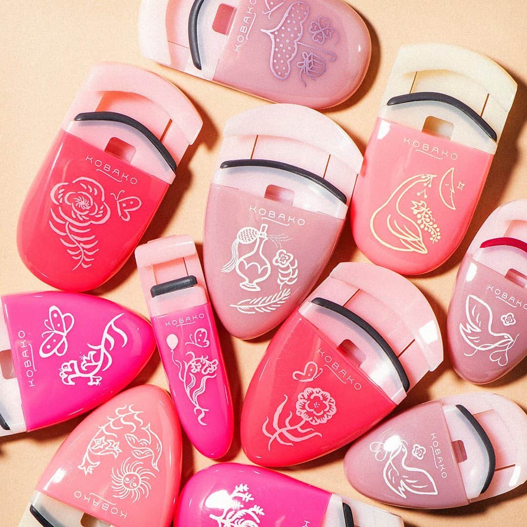 VOCE編集部さんのインスタグラム写真 - (VOCE編集部Instagram)「ビューティーツールブランドKOBAKOが、ブランドデビュー10周年を記念して発売する”A Series of Pink”(シリーズ・オブ・ピンク)💕 ・ 記念すべき第1弾は．．．アイラッシュカーラーです😆！ ・ ・ まつ毛全体を扇状に自然にカールアップしてくれる［レギュラー］、 中央部分のカールを強調してくれる［センターカール］、 左右の目尻のまつ毛を引き上げてくれる2個セットの［サイドカール］、 メイク直しや部分使いに適した［ミニ］の全4種類のラインナップにちなんで組み合わせた、4つのピンク色の異なるイラストレーションがとってもキュート！ ・ (エディターK) ＊＊＊＊＊＊＊＊＊＊ ＊■KOBAKO■ ＊ ・（1枚目左から）・ ✨アイラッシュカーラー（センターカール・レッドピンク） ￥1400（限定） ・ ✨アイラッシュカーラー（ミニ・ピンクピンク） ￥1200（限定） ・ ✨アイラッシュカーラー（レギュラー・ライラックピンク） ￥1400（限定） ・ ✨アイラッシュカーラー（センターカール・オレンジピンク） ￥1400（限定） ・ ✨アイラッシュカーラー（サイドカール・ライラックピンク） ￥2200（限定）　 発売中  #voce #vocemagazine? #ヴォーチェ #コスメマニア #コスメ好きさんと繋がりたい #リップ #おすすめコスメ #限定コスメ #コバコ #KOBAKO」5月9日 18時11分 - vocemagazine