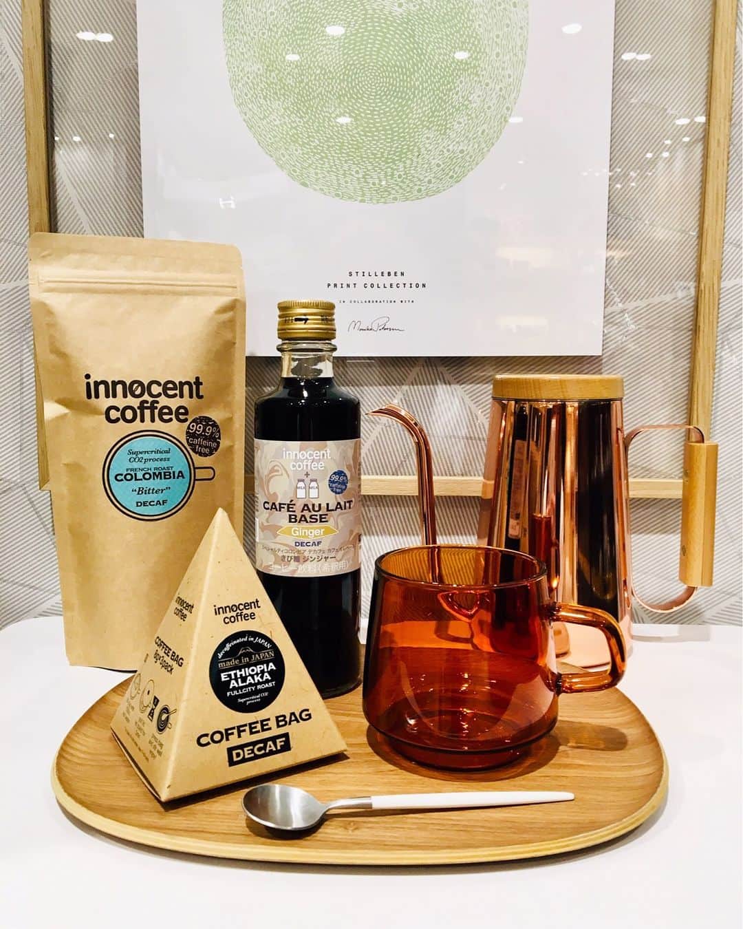 のインスタグラム：「東京の下町・墨田区に拠点を置く〈innocent coffee〉は｢最高峰デカフェ｣と名高い自家焙煎のデカフェ・スペシャルティコーヒー専門店。「二酸化炭素による臨界抽出方式」というカフェイン除去方法を採用し、安心安全でトレーサビリティ100％のデカフェ・スペシャルティコーヒーを製造しています。 デカフェは味が薄いなどの印象が強いかもしれませんが、innocent coffeeのデカフェは通常のコーヒーに引けを取らない豊かな味を実現しています。 コーヒーが大好きな皆様へ、是非お試しいただきたい一品です！ www.arenot.com #arenot #mothersday #innocentcoffee #specialtycoffee #coffee #decaf #tokyo #sumida #traceability #interior #furniture #zakka #lifestyleshop #gift #アーノット #母の日 #イノセントコーヒー #スペシャルティコーヒー #デカフェ #墨田区 #トレーサビリティ #インテリア #雑貨 #ライフスタイルショップ #インテリアショップ #ギフト」
