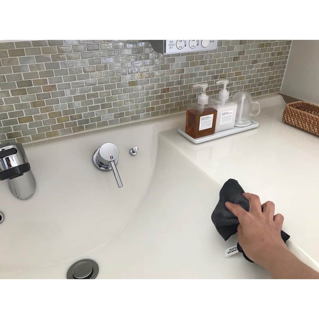 yuki さんのインスタグラム写真 - (yuki Instagram)「. . 『毎日これだけはしているお掃除』 →スライドして下さい . . ①はたきでホコリを落とす . ②掃除機をかける . ③トイレ入ったついでに拭き掃除 . ④みんなが出かけたら2階ロボット掃除機かける . ⑤キッチンダイニングの床をブラーバに拭いてもらう . ⑥お風呂サッと洗う(最近は子どもがすることも) . ⑦洗い物のあとキッチン拭き掃除 . ⑧歯磨き後、洗面所拭き上げ . ⑨排水口のゴミガード入れる . . 動画はポポがきてはじめて掃除機をかけたときのもの。このあとは危ないのでケージに入れてからかけてます😂 . . 毎日は掃除機をかけること以外はほんとに短時間しかやっていません  生活の流れに沿ってサッと済ませる感じです。 . そしてこれプラス、ひとつかふたつ、できるときは朝にお掃除をしています  #あさいち家事 . . . プラスのお掃除にどんなことをしているかは明日また書きますね☺️✨ . . #マイホーム #インテリア #暮らし #掃除 #毎日のお掃除 #お掃除リスト #ルーティン  #ルーティーン #正解はどっち？ #ながら掃除 #わんこのいる生活 #ポポの暮らし #ポメラニアン #くらしの編集」5月9日 18時05分 - yuki_00ns