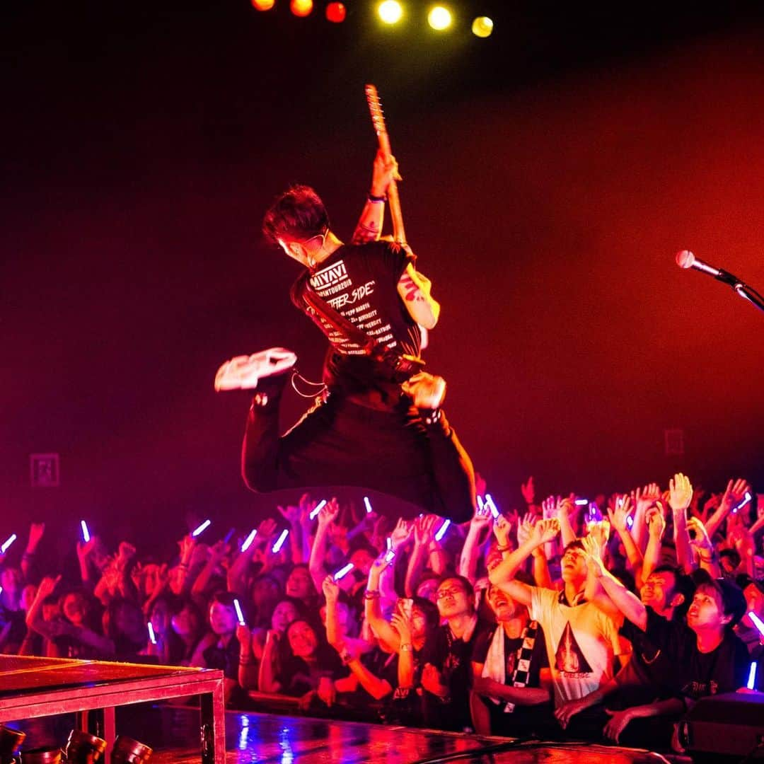 MIYAVI（石原貴雅）さんのインスタグラム写真 - (MIYAVI（石原貴雅）Instagram)「. 🌟”THE OTHERSIDE” ツアーグッズ Glow Stick🌟 . 公演ごとに販売しているカラーが異なります！ 会場中を限定カラーに染めて一緒にライブを盛り上げましょう！！！ . . 🌟"THE OTHERSIDE”ツアーグッズ Poster Scarf🌟 . 鮮明にプリントされた高画質のスカーフはポスターとしての使用がおすすめ！！ 付属のQRコードから約30枚もの "THE OTHERSIDE” LIVE写真がダウンロードできる特典付き！【画像公開期間：6/14(金)〜6/30(日)】 . . ▼物販開始時間変更いたしました！ 各会場 14:00〜16:00 ※5/10(金)のみ15:00〜17:00 . . Photo By: @yusukeeokada 【ライブ情報】 Japan Tour “THE OTHER SIDE“ 全国5都市にて開催決定！！！ . 【開催日時】  5/4(土・祝)  愛知／Zepp Nagoya  5/10(金)11日(土)  東京／Zepp DiverCity  5/18(土)　　大阪／Zepp Osaka Bayside  5/25(土)　　福岡／Zepp Fukuoka  6/2(日)  北海道／Zepp Sapporo . 【チケット情報】 ・一般発売日：3月23日(土)～ ご購入はこちらから↓ http://myv382tokyo.com/ . 【料金】  1F立見 / ２F指定 ￥5,400 (税込・入場時別途ドリンク代) ※2F指定は一般発売より販売 ※3歳以上有料 ． ． . MIYAVI ファンクラブ ”MYV CREW” 2019年度会員受付中！！ . MIYAVI Fan Club“MYV CREW”2019 Membership Admission and Renewal Information . ご入会方法はこちら⬇︎ http://myv382tokyo.com/myvcrew/about.html ． #MIYAVI #Japan #Tour #2019 #THEOTHERSIDE #Live  #SS3 #Nagoya #Tokyo #Osaka #Fukuoka #Sapporo #名古屋 #東京 #大阪 #福岡 #札幌」5月9日 18時06分 - miyavi_staff