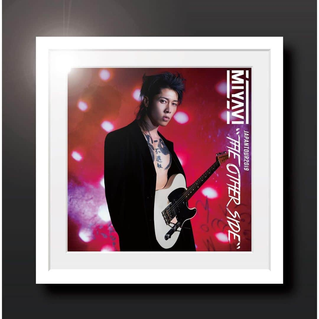 MIYAVI（石原貴雅）さんのインスタグラム写真 - (MIYAVI（石原貴雅）Instagram)「. 🌟”THE OTHERSIDE” ツアーグッズ Glow Stick🌟 . 公演ごとに販売しているカラーが異なります！ 会場中を限定カラーに染めて一緒にライブを盛り上げましょう！！！ . . 🌟"THE OTHERSIDE”ツアーグッズ Poster Scarf🌟 . 鮮明にプリントされた高画質のスカーフはポスターとしての使用がおすすめ！！ 付属のQRコードから約30枚もの "THE OTHERSIDE” LIVE写真がダウンロードできる特典付き！【画像公開期間：6/14(金)〜6/30(日)】 . . ▼物販開始時間変更いたしました！ 各会場 14:00〜16:00 ※5/10(金)のみ15:00〜17:00 . . Photo By: @yusukeeokada 【ライブ情報】 Japan Tour “THE OTHER SIDE“ 全国5都市にて開催決定！！！ . 【開催日時】  5/4(土・祝)  愛知／Zepp Nagoya  5/10(金)11日(土)  東京／Zepp DiverCity  5/18(土)　　大阪／Zepp Osaka Bayside  5/25(土)　　福岡／Zepp Fukuoka  6/2(日)  北海道／Zepp Sapporo . 【チケット情報】 ・一般発売日：3月23日(土)～ ご購入はこちらから↓ http://myv382tokyo.com/ . 【料金】  1F立見 / ２F指定 ￥5,400 (税込・入場時別途ドリンク代) ※2F指定は一般発売より販売 ※3歳以上有料 ． ． . MIYAVI ファンクラブ ”MYV CREW” 2019年度会員受付中！！ . MIYAVI Fan Club“MYV CREW”2019 Membership Admission and Renewal Information . ご入会方法はこちら⬇︎ http://myv382tokyo.com/myvcrew/about.html ． #MIYAVI #Japan #Tour #2019 #THEOTHERSIDE #Live  #SS3 #Nagoya #Tokyo #Osaka #Fukuoka #Sapporo #名古屋 #東京 #大阪 #福岡 #札幌」5月9日 18時06分 - miyavi_staff