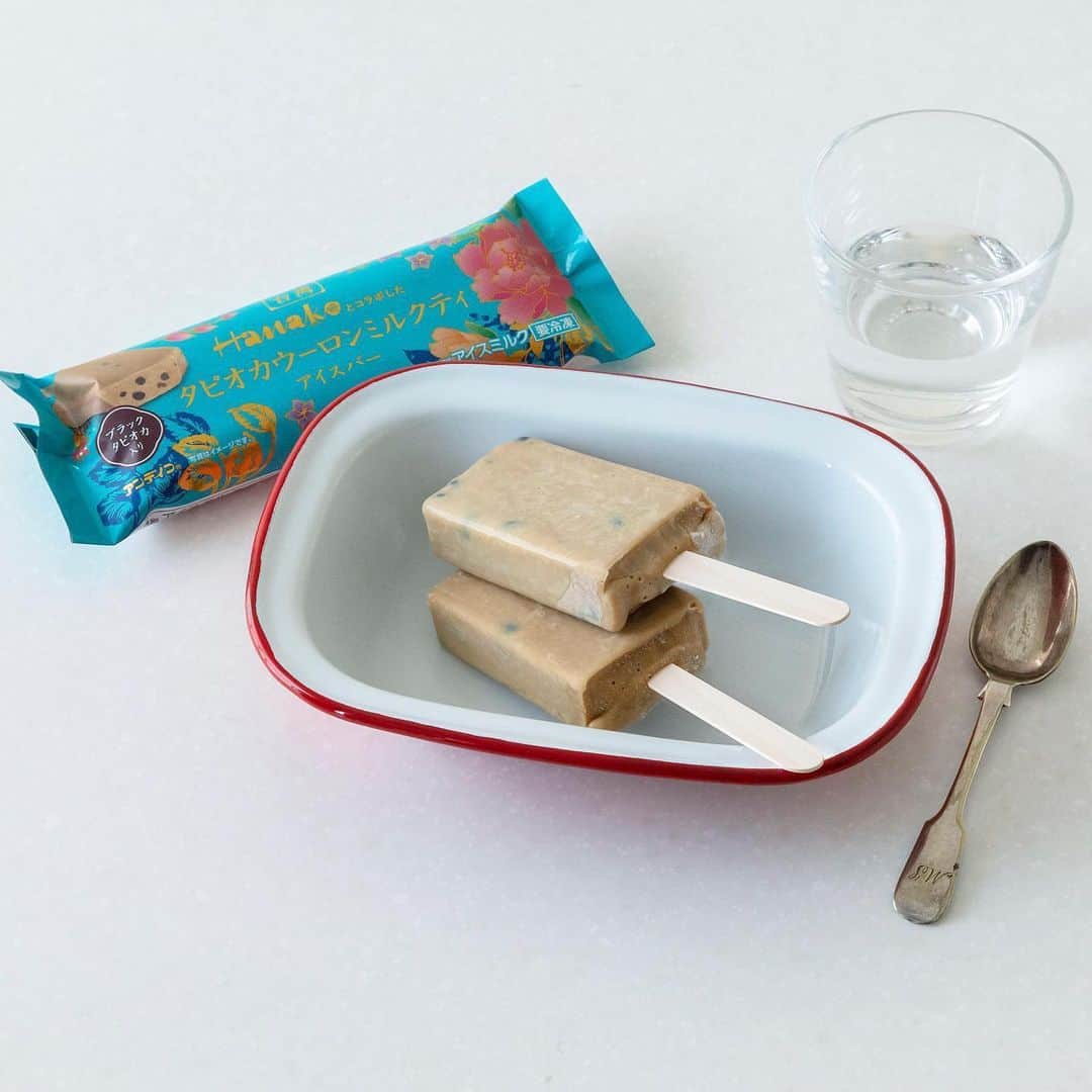 Hanako公式さんのインスタグラム写真 - (Hanako公式Instagram)「📣今日は  #アイスクリームの日﻿ ﻿ 大好評発売中！Hanakoの人気特集、台湾と鎌倉をモチーフにしたスペシャルなアイス、みなさんはもう食べましたか？🍦💕﻿ ﻿ ✔️「タピオカウーロンミルクティアイスバー」：烏龍茶を使って後味さっぱり。タピオカのもちもち食感を再現。﻿ ✔️「抹茶みつまめアイスバー」：宇治抹茶の香り豊か。甘納豆や寒天風ゼリー、甘露煮が散りばめられています。﻿ ﻿ コンビニアイスで人気のデザートブランド〈アンデイコ〉とともに、監修・開発。パッケージも華やかです！160円（メーカー希望小売価格）。 全国のコンビニ、量販店で販売中！﻿ ﻿ #ハナコアイスみっけ　👈GETした方は、このハッシュタグで教えてくださいね☺️﻿ ﻿ ﻿ #Hanako #Hanako_magazine #Hanako30th #アイス #アイス部 #コンビニスイーツ #コンビニアイス #タピオカ #タピ活 #タピオカミルクティー #タピオカ部 #抹茶 #抹茶好き #台湾スイーツ #和菓子 #和菓子好き #今日のおやつ #おやつタイム #新商品 #スイーツ部 #スイーツ女子 #スイーツ男子 #greentea #東京スイーツ #icecream #毎日アイス #タピオカウーロンミルクティー #抹茶みつまめ」5月9日 18時06分 - hanako_magazine